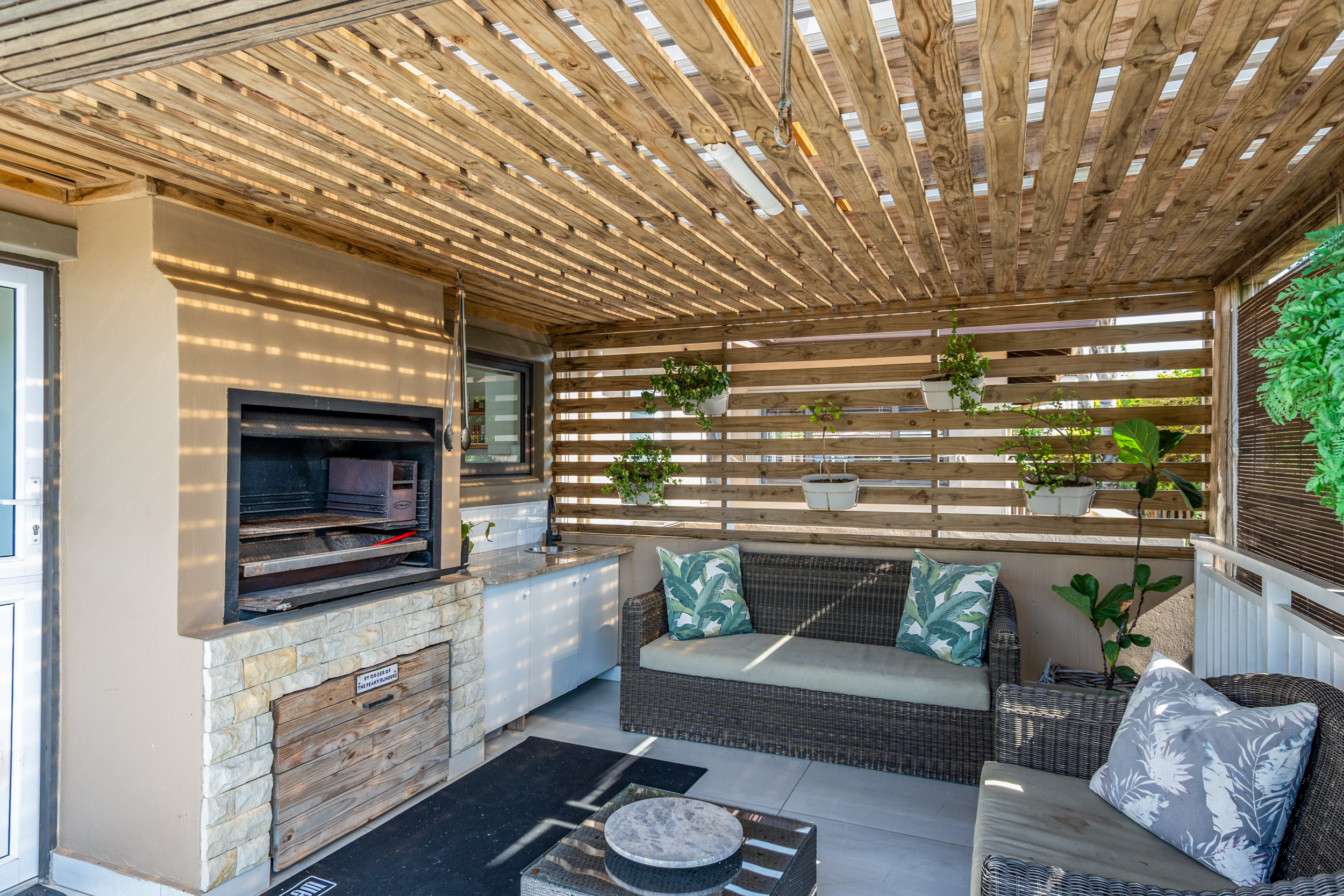  Forest Retreat with Solar Power and Exceptional Outdoor Living in Seaward Estate - 物件實景
