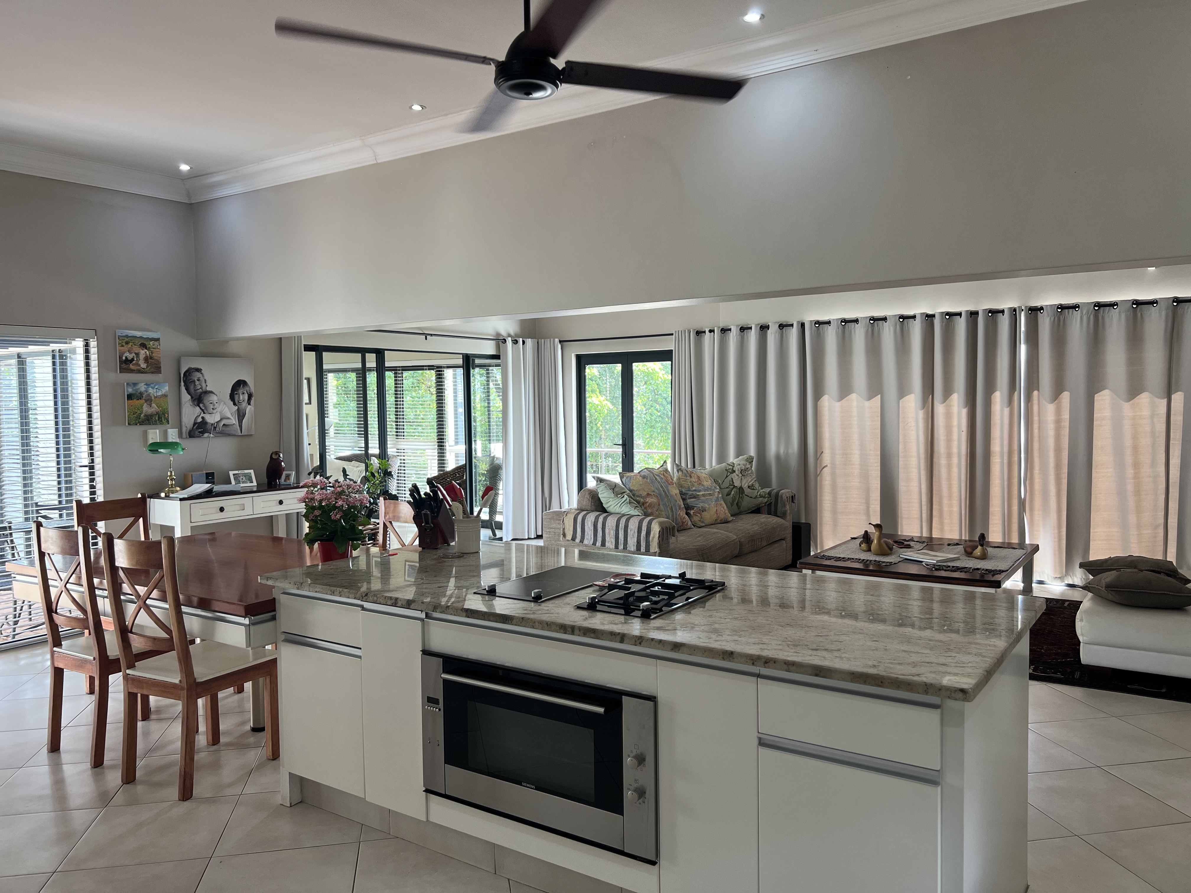  Meticulously maintained home with thoughtfully curated living spaces - 物件實景