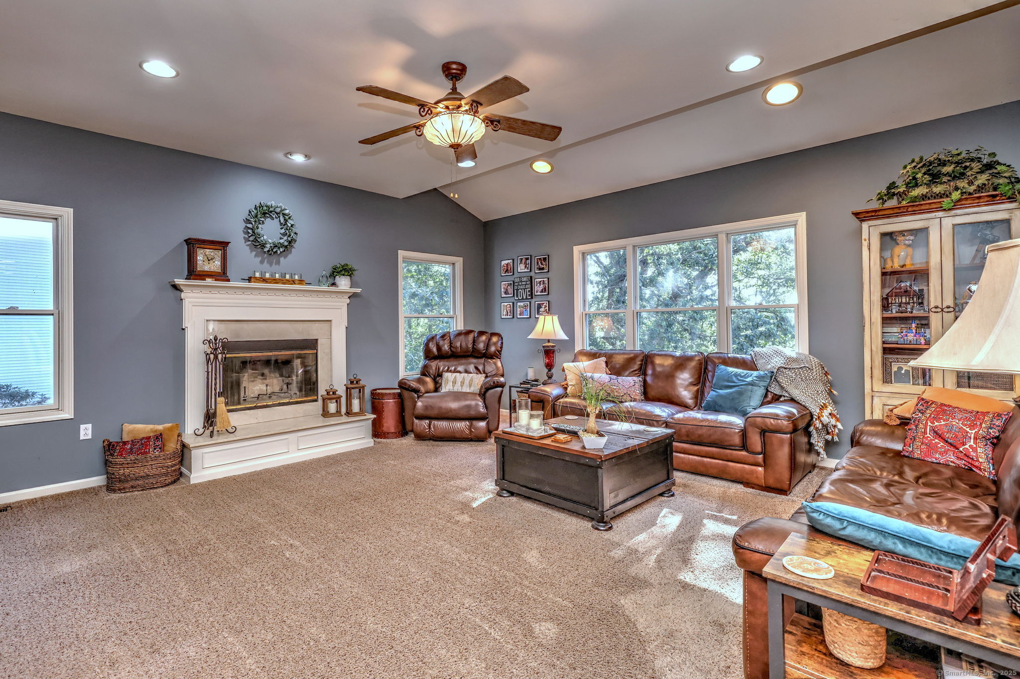 Milford, Connecticut, 06461, United States, 4 Bedrooms Bedrooms, ,3 BathroomsBathrooms,Residential,For Sale,1926096