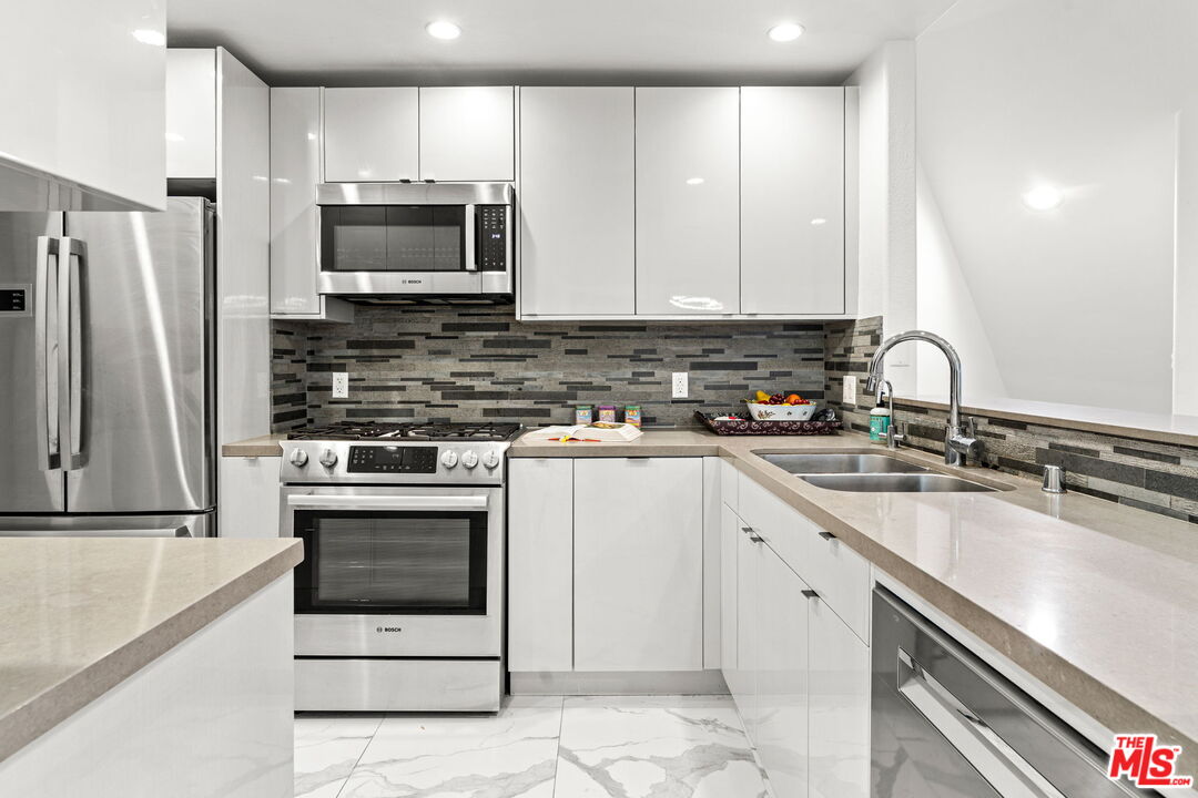 Los Angeles, California, 90049, United States, 2 Bedrooms Bedrooms, ,3 BathroomsBathrooms,Residential,For Sale,2003459