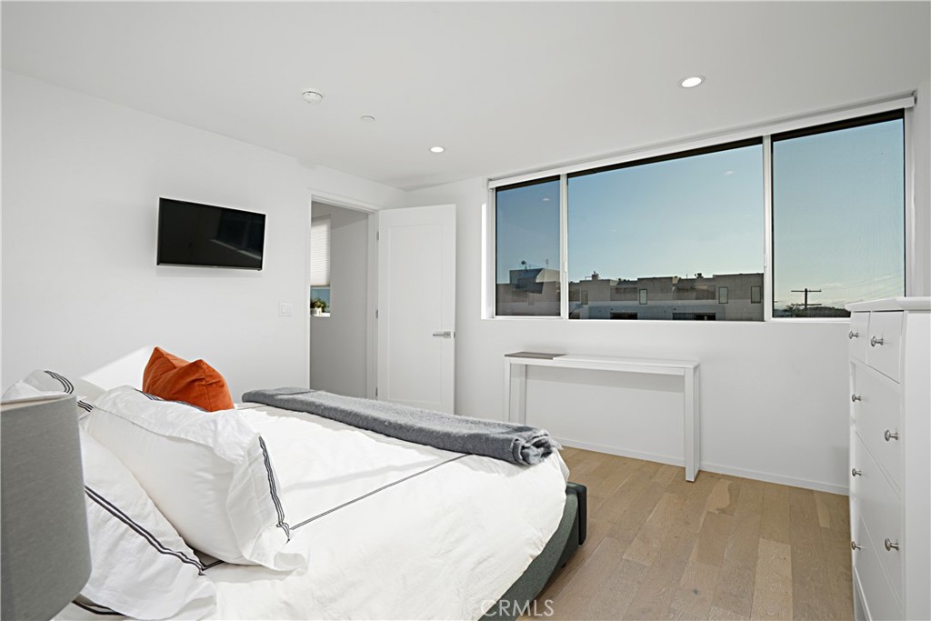 Los Angeles, California, 90019, United States, 2 Bedrooms Bedrooms, ,3 BathroomsBathrooms,Residential,For Sale,1990978