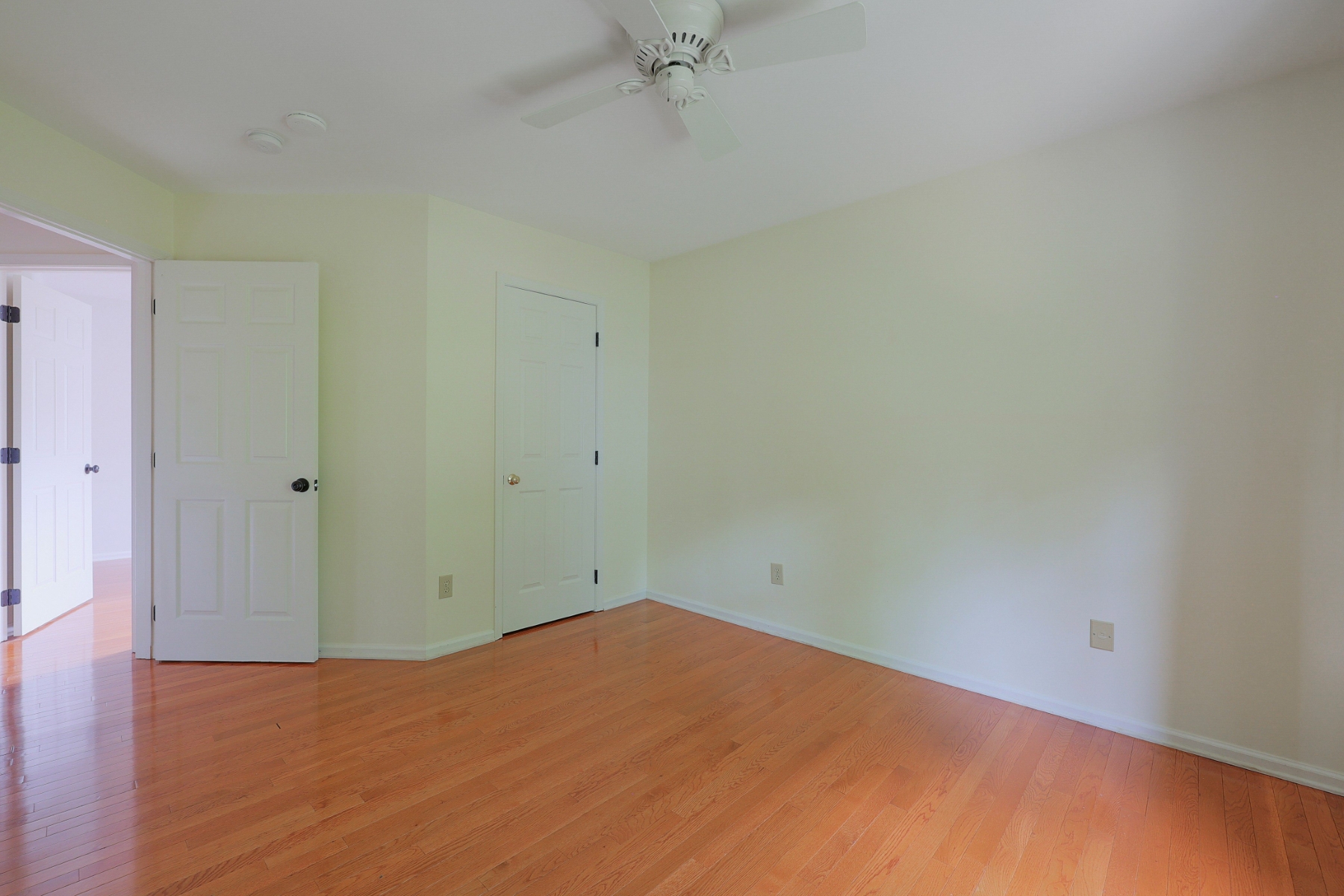  ?Carlisle? Classic Colonial Offers Timeless Charm with Modern Updates - 物件實景