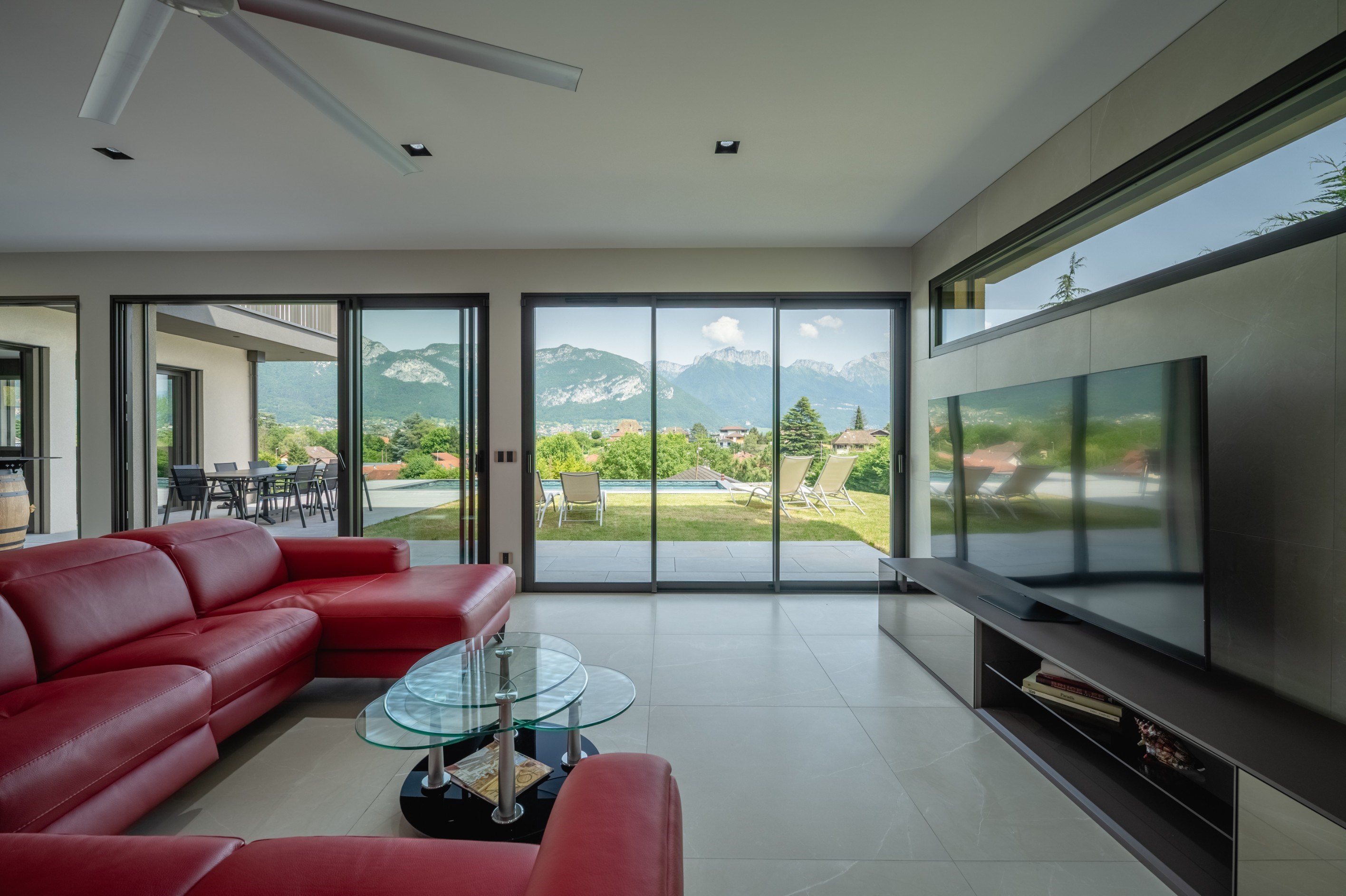  Elegant contemporary villa with lake and mountain views - 物件實景