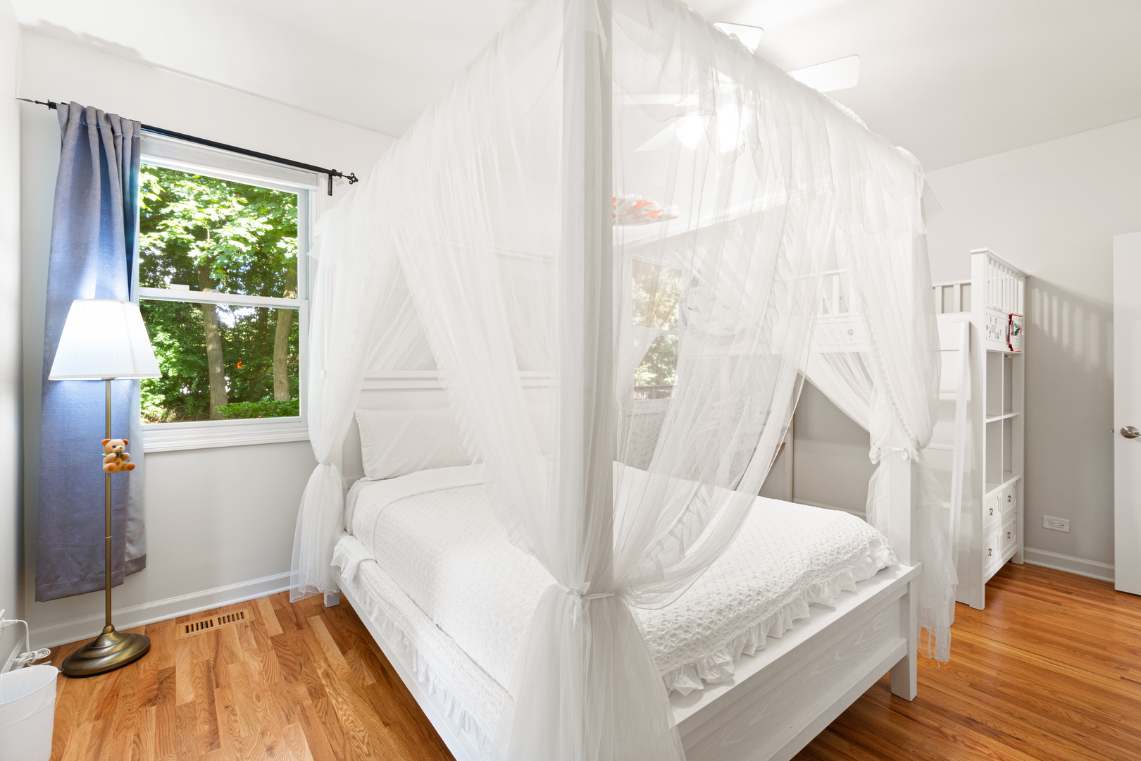 Glenview, Illinois, 60026, United States, 4 Bedrooms Bedrooms, ,4 BathroomsBathrooms,Residential,For Sale,1991544