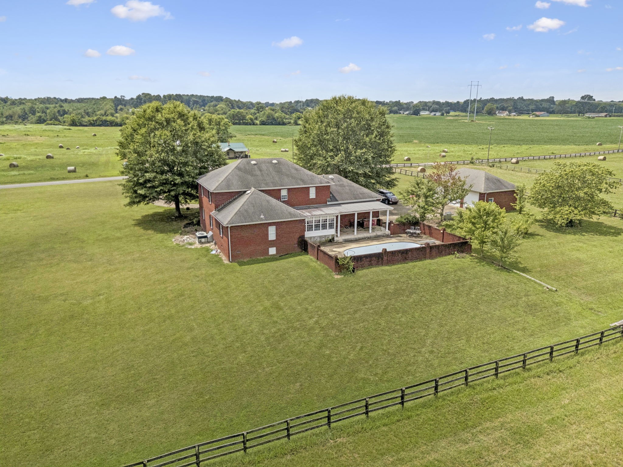 Lawrenceburg, Tennessee, 38464, United States, 5 Bedrooms Bedrooms, ,4 BathroomsBathrooms,Residential,For Sale,1967906