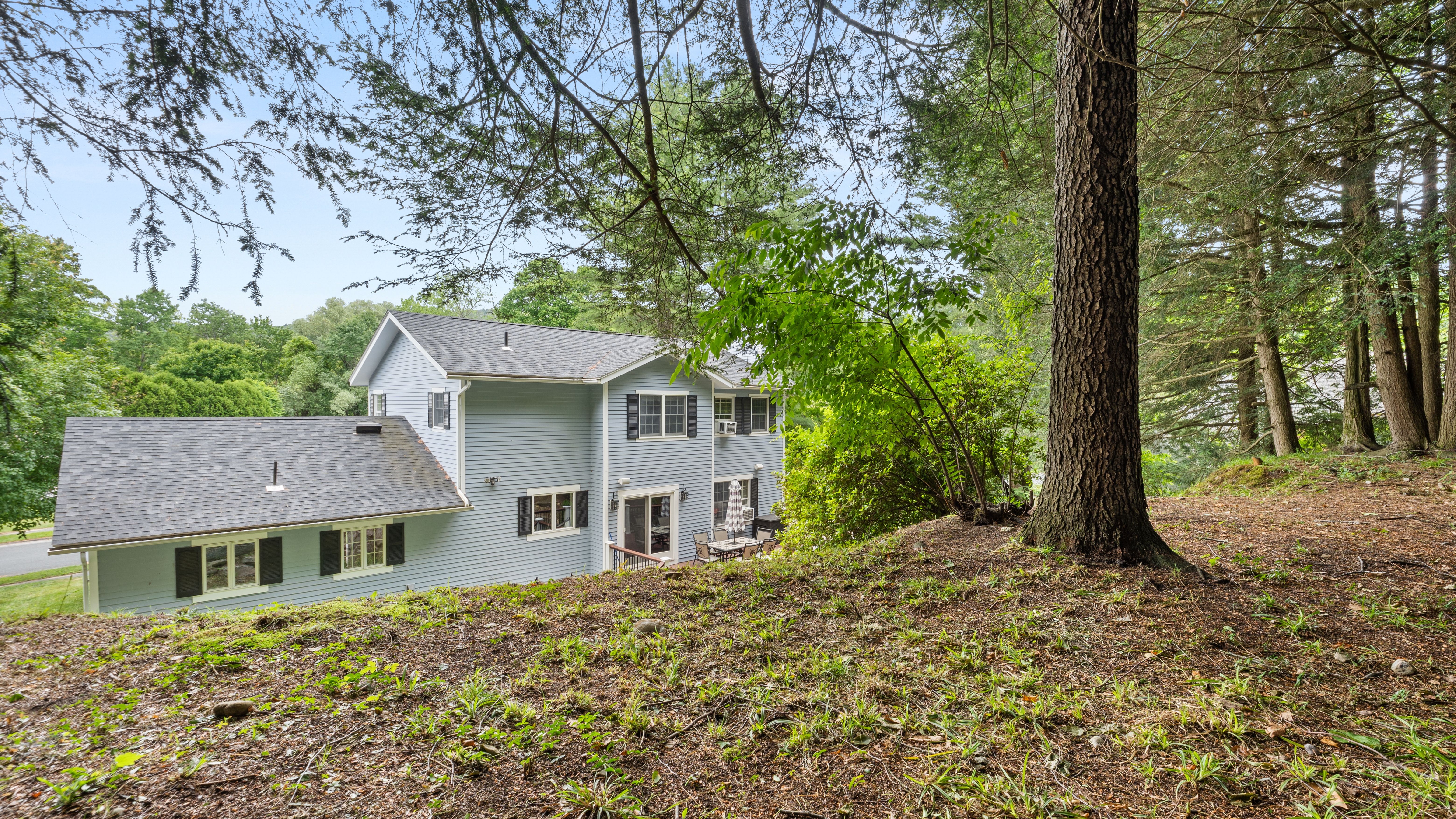  A Hilltop Wooded Retreat  Southeast Sleeper Modernized Colonial - 物件實景