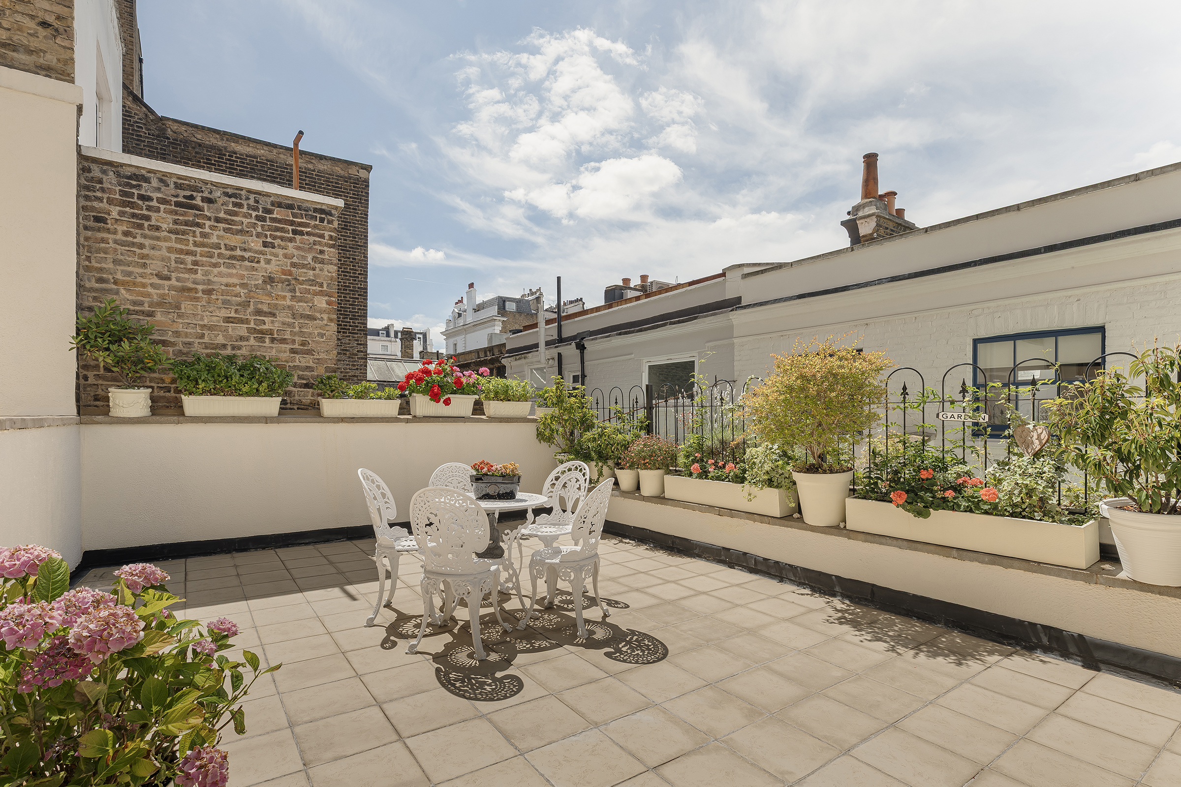  A Maisonette with a West-Facing Terrace on Queen