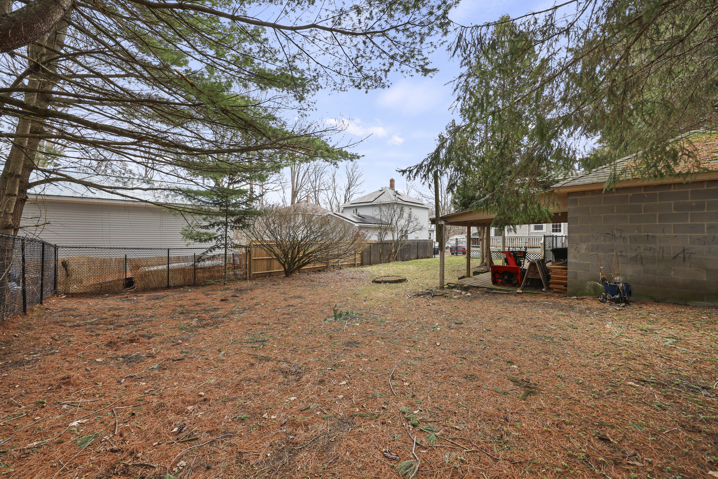  Sunlit, Well-Kept Home with Easy Flow and Quiet Setting - 物件實景