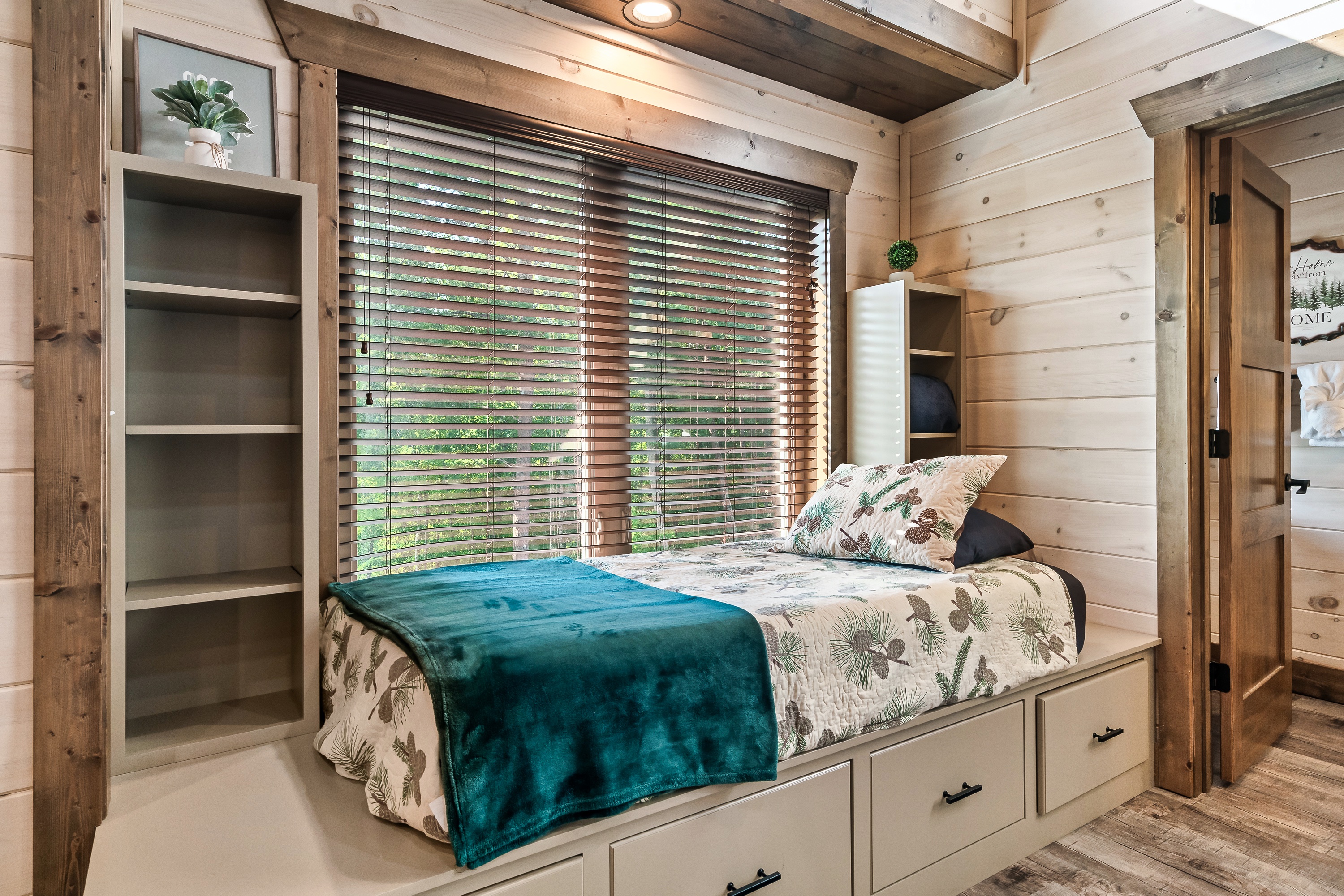 Pigeon Forge, Tennessee, 37862, United States, 4 Bedrooms Bedrooms, ,6 BathroomsBathrooms,Residential,For Sale,1921550