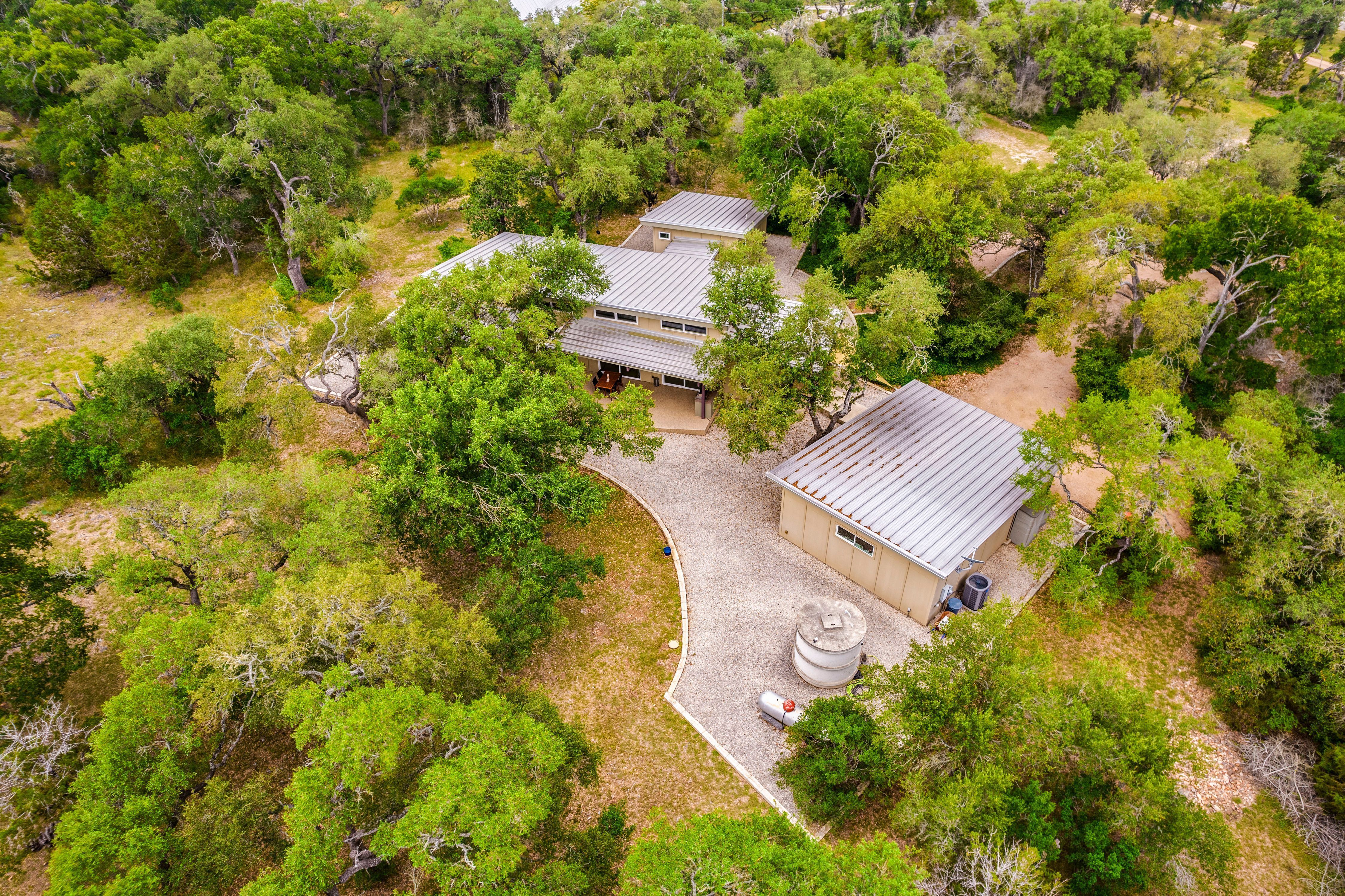  A Modern Hill Country Retreat on 5 Lush Acres - 物件實景