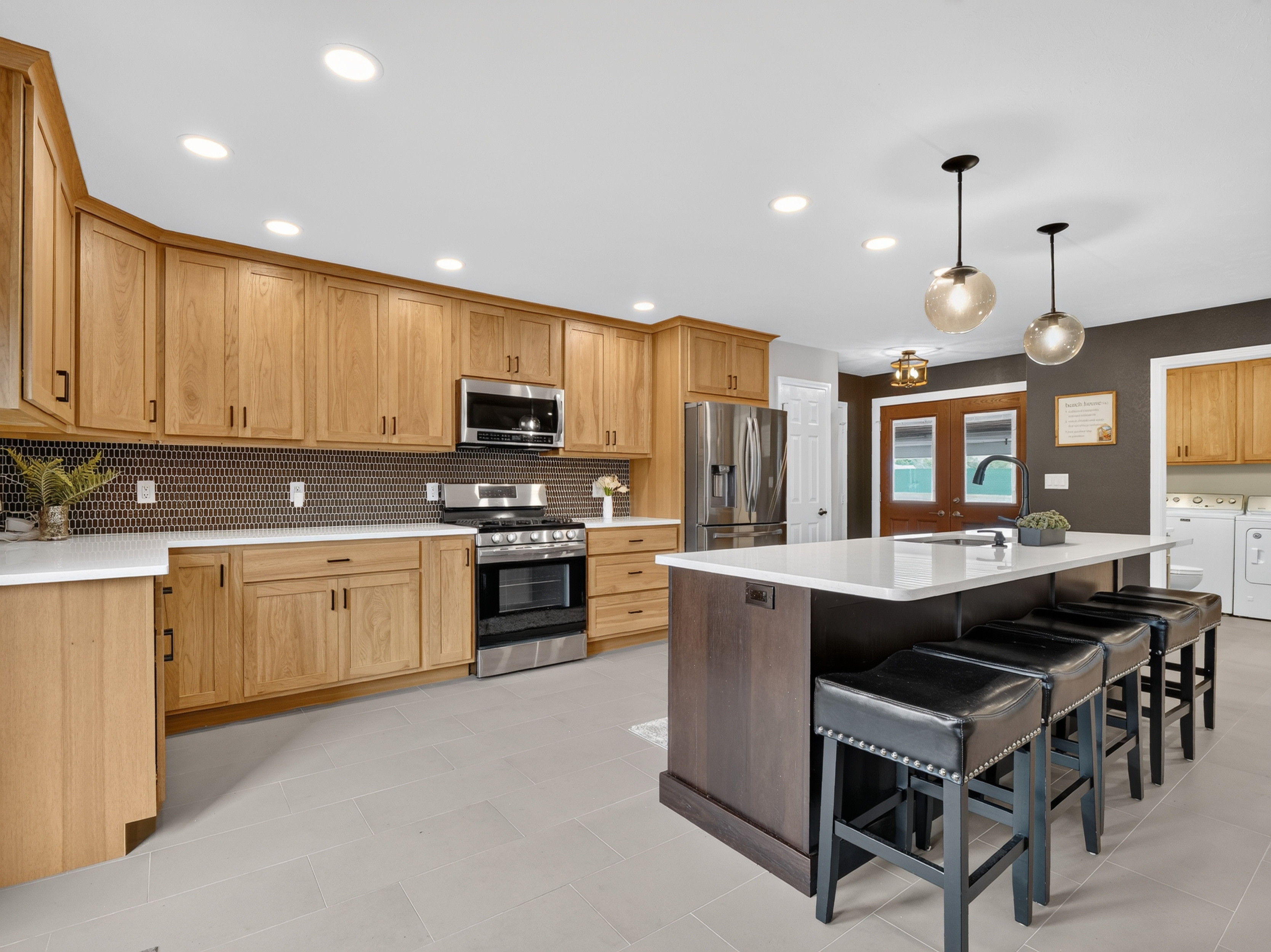  5 Bedroom Home with Lake Wawasee Channel Frontage - 物件實景