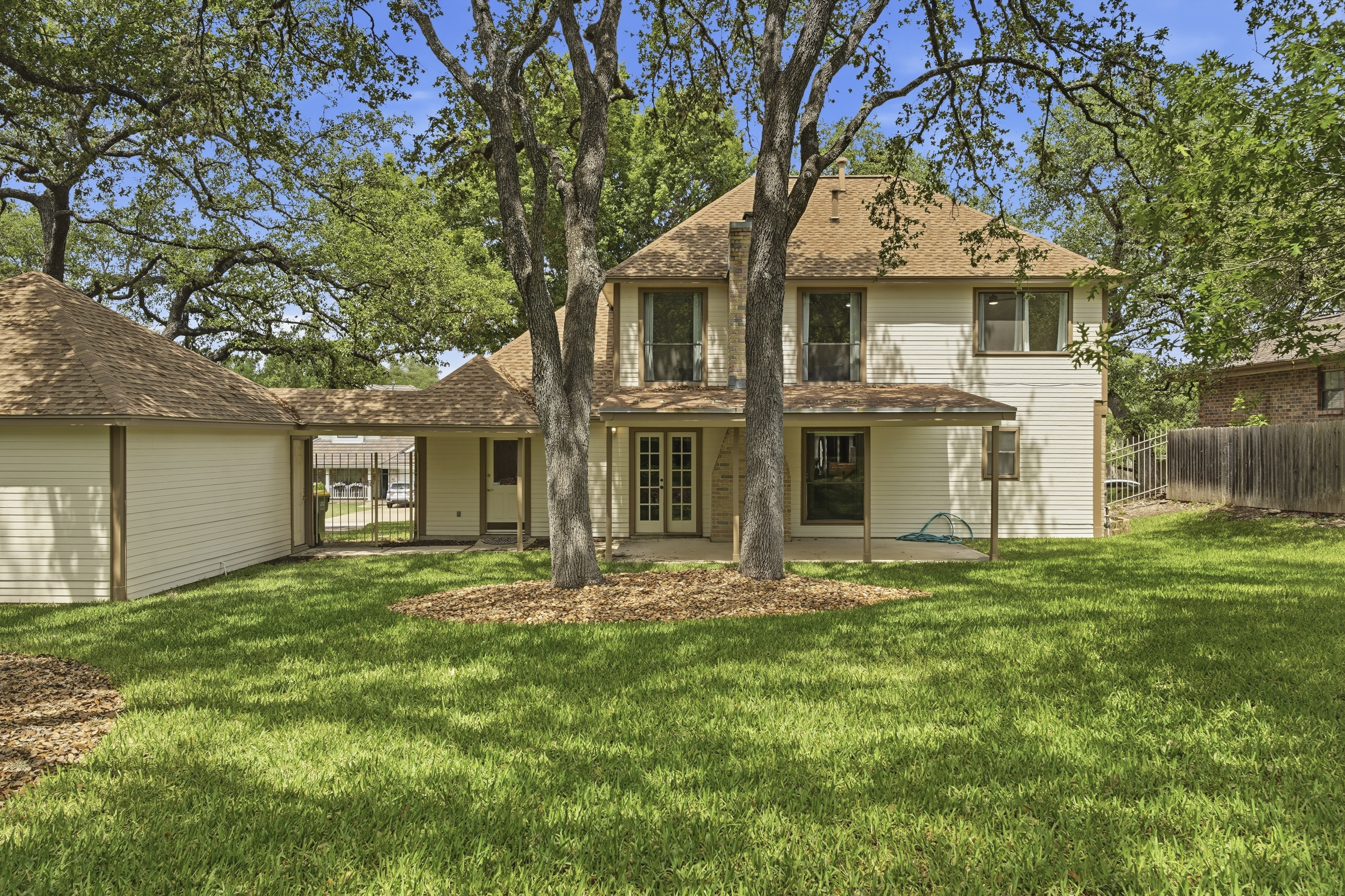  Custom Home with Private Backyard Oasis - 物件實景