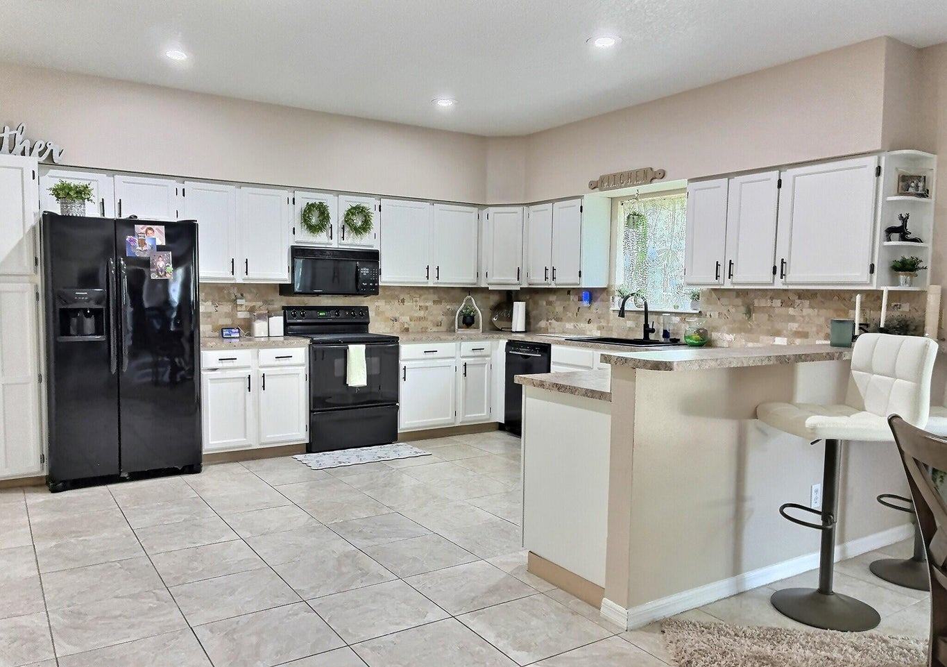 Hawthorne, Florida, 32640, United States, 5 Bedrooms Bedrooms, ,2 BathroomsBathrooms,Residential,For Sale,1903674