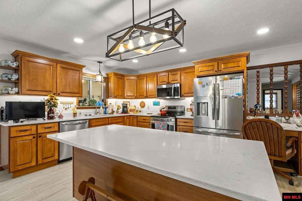 Mountain Home, Arkansas, 72653, United States, 3 Bedrooms Bedrooms, ,4 BathroomsBathrooms,Residential,For Sale,2025116