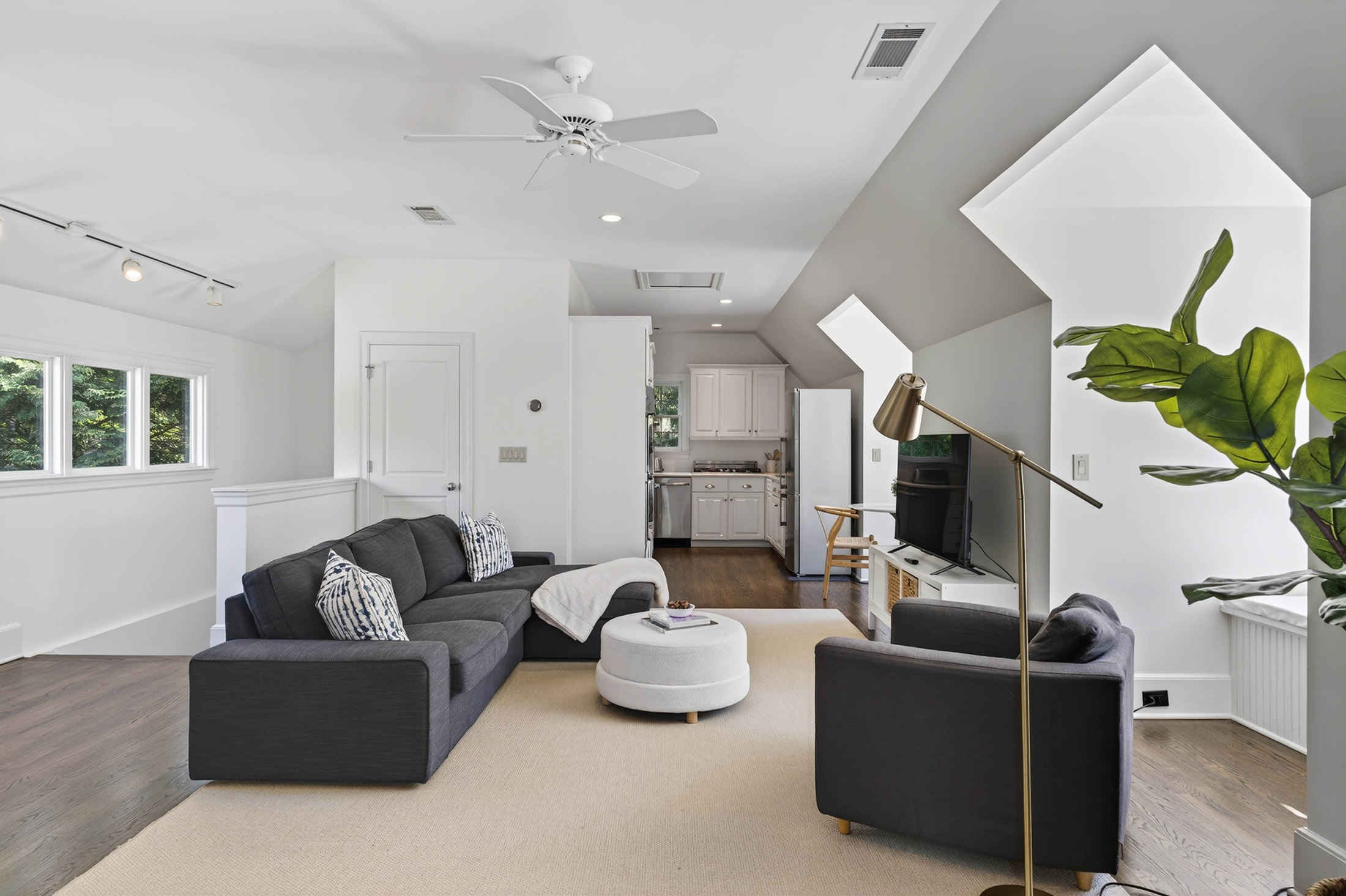  Stunning Estate with Pool Set on 1.3+/- Private Acres - 物件實景