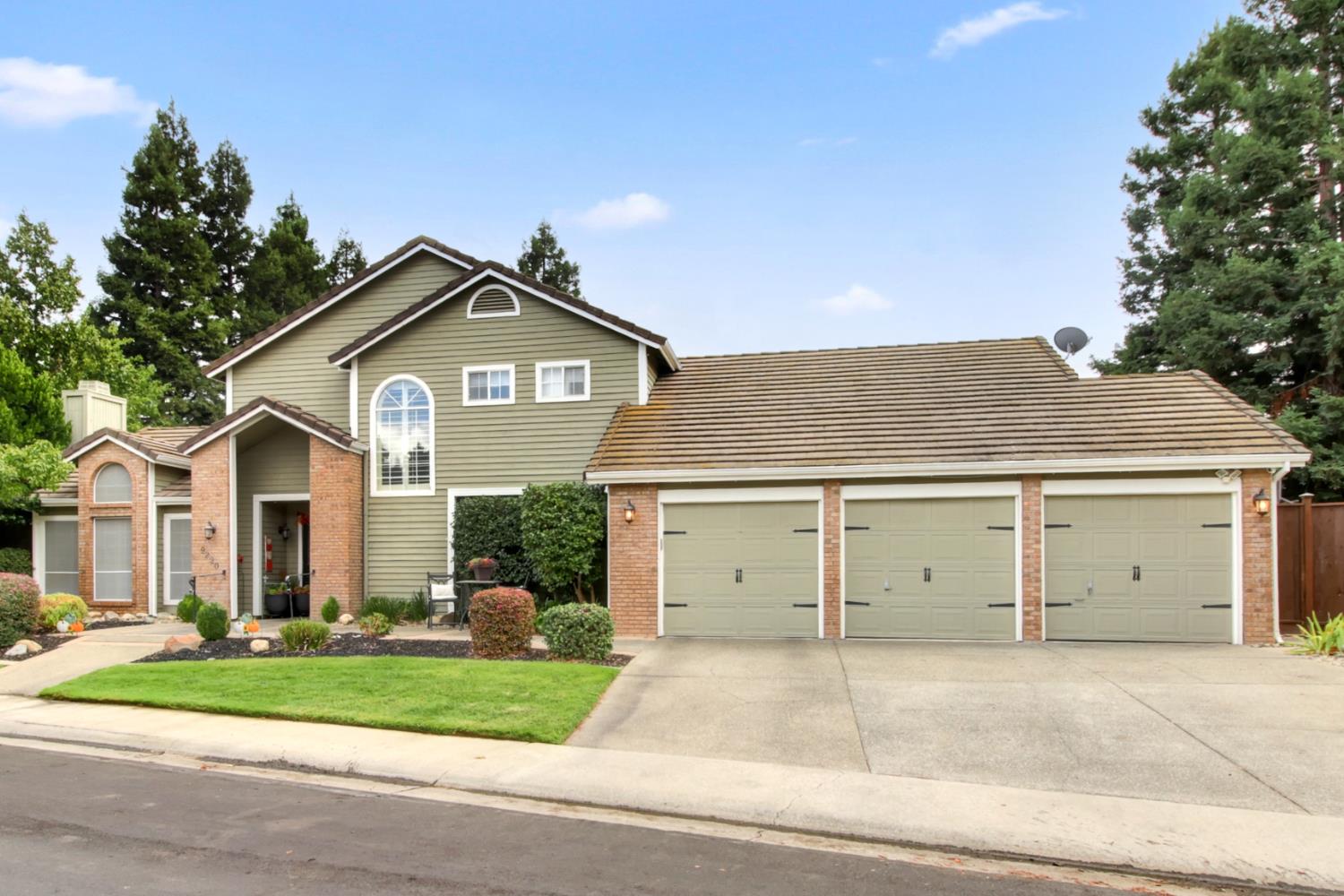 Elk Grove, California, 95624, United States, 4 Bedrooms Bedrooms, ,4 BathroomsBathrooms,Residential,For Sale,1987629