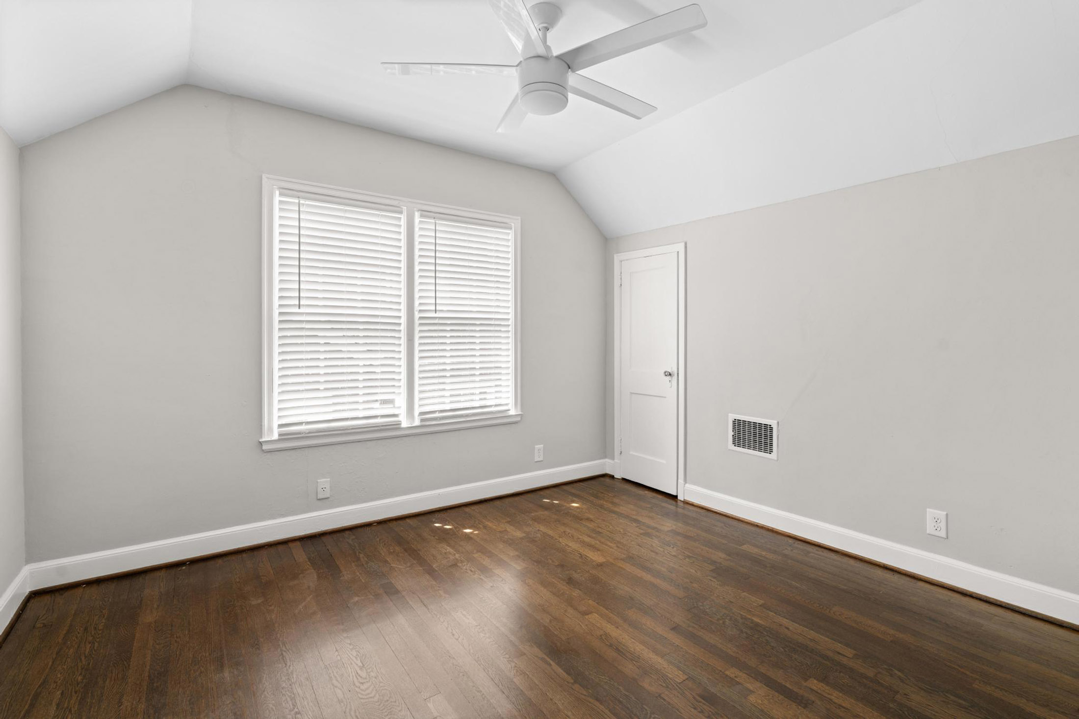  Move-in Ready Four Bedroom Home Offers Intown Convenience - 物件實景