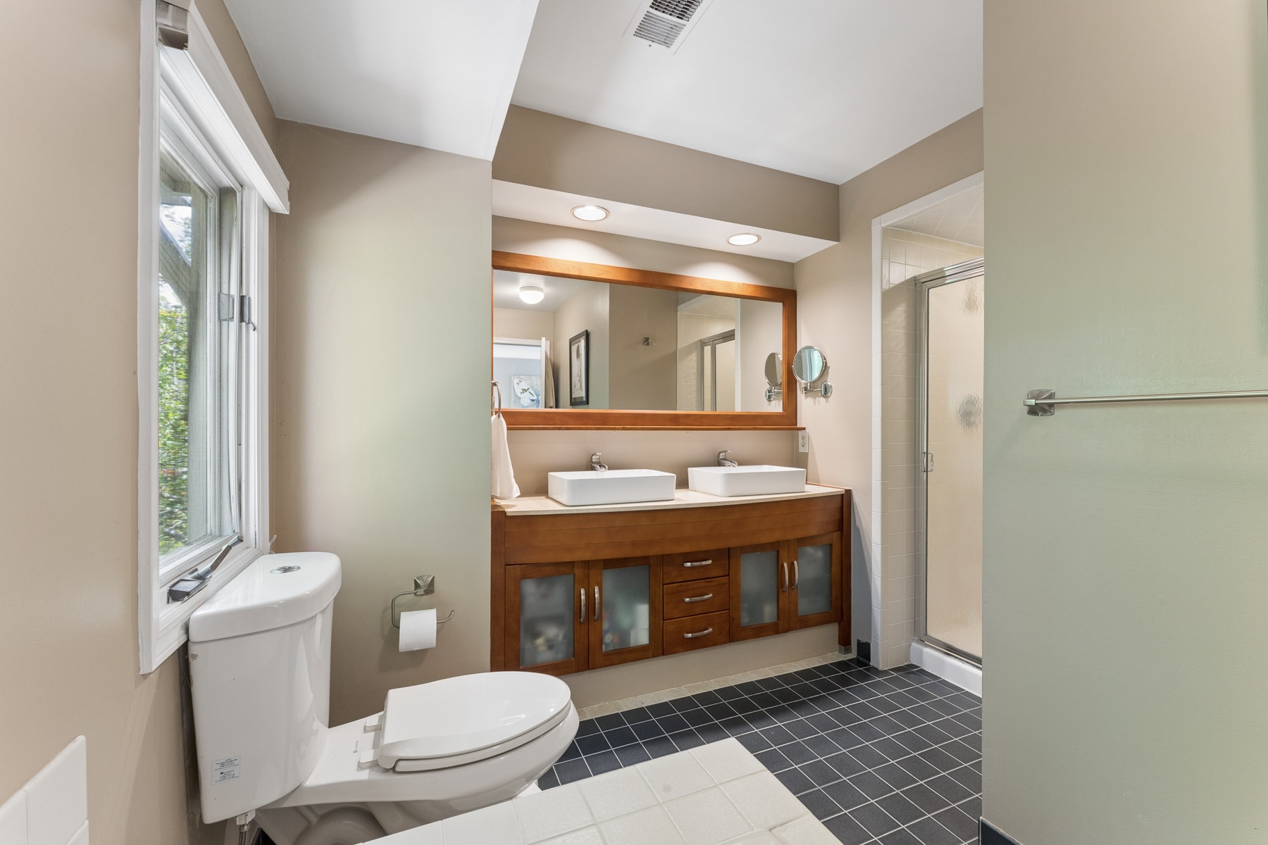  ?Lord Stirling Village? Beautifully Updated Three Bedroom Townhome - 物件實景