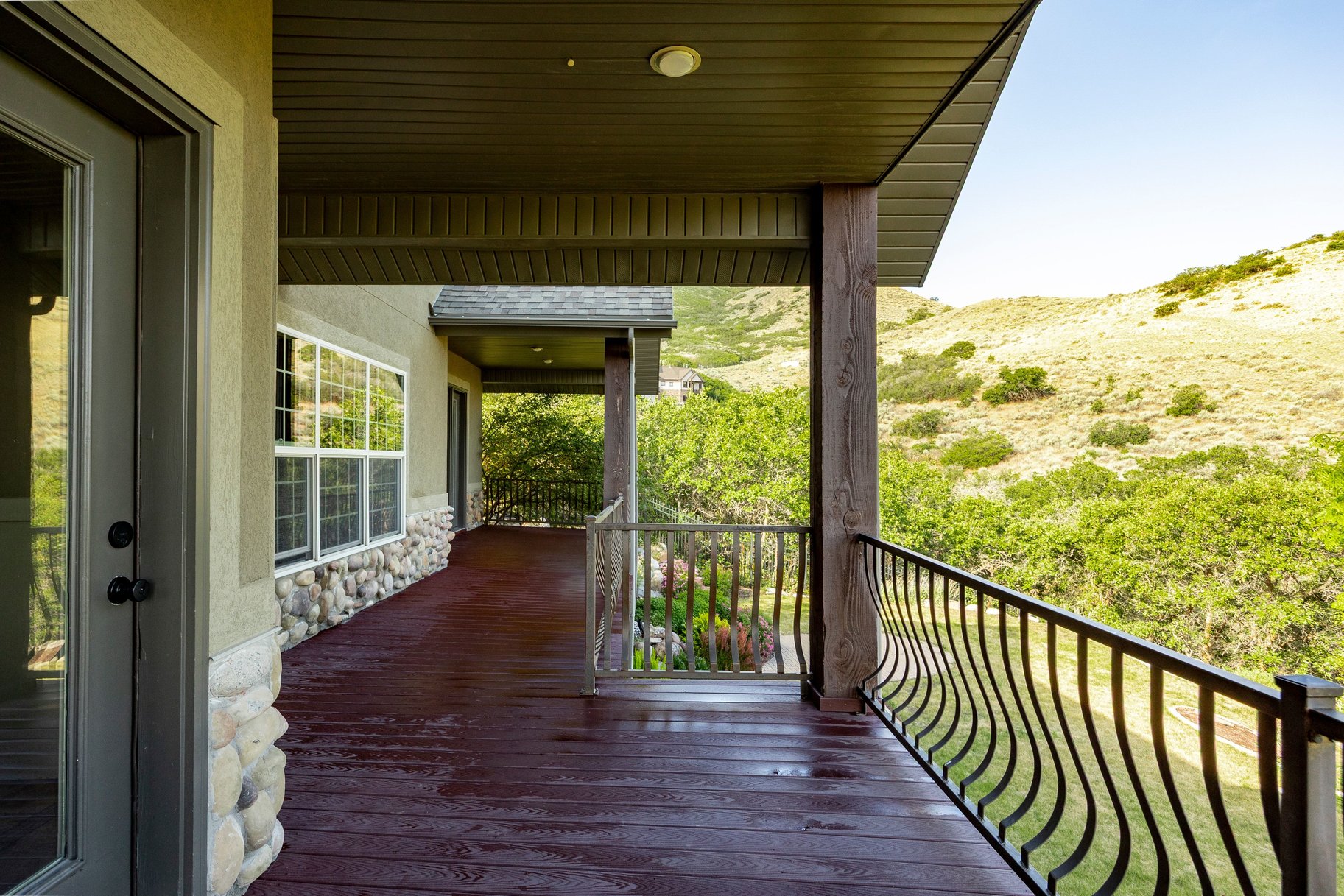  Mountain Views, Trail Access & Luxury East Bench Living - 物件實景