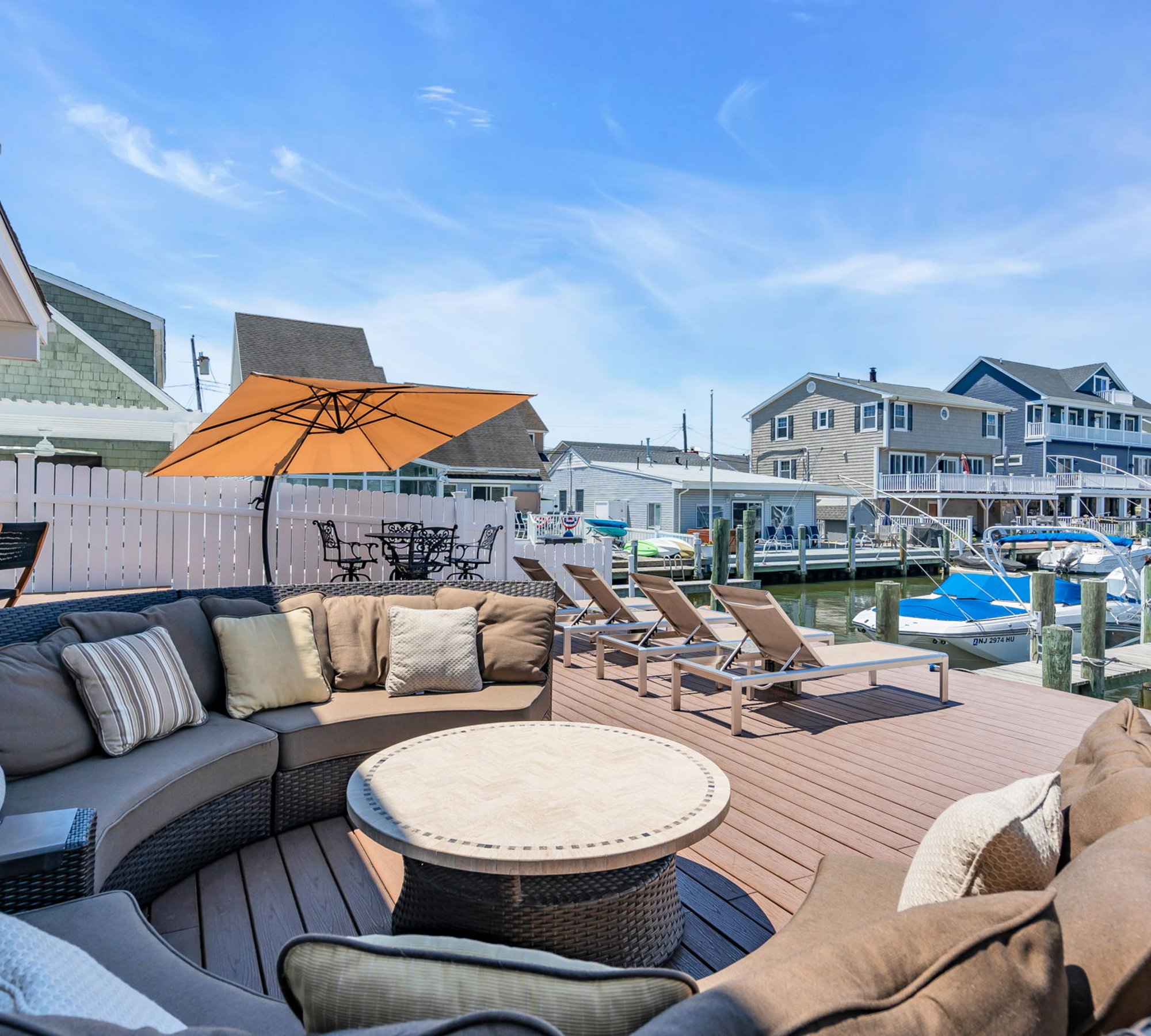  Waterfront Custom Shore Colonial in Silver Beach - 物件實景