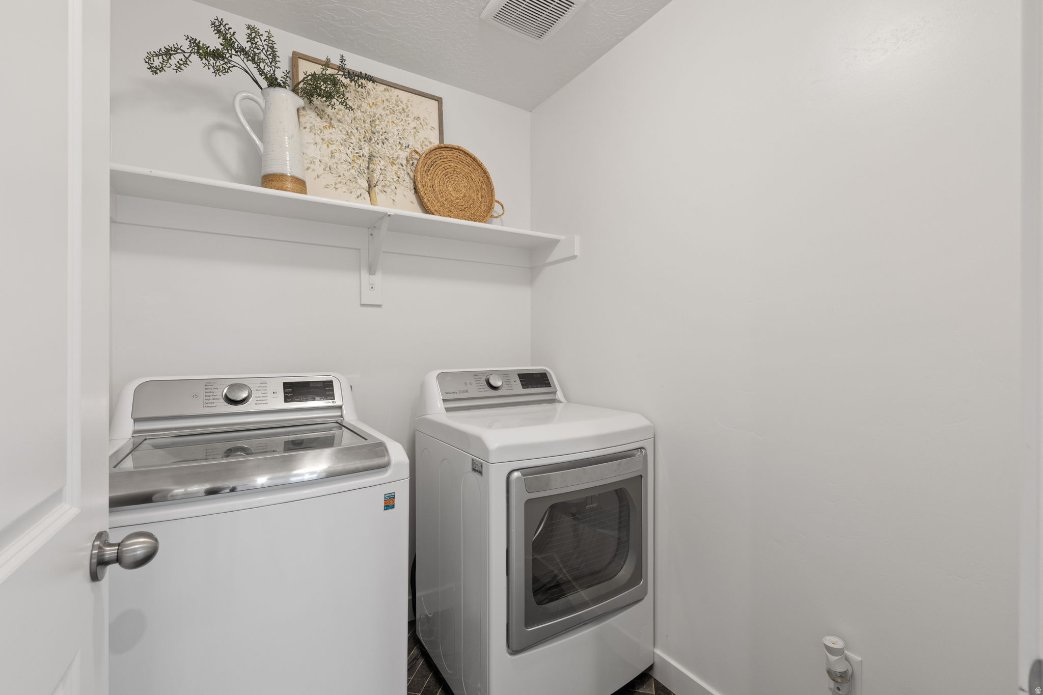 West Jordan, Utah, 84081, United States, 4 Bedrooms Bedrooms, ,3 BathroomsBathrooms,Residential,For Sale,2001617