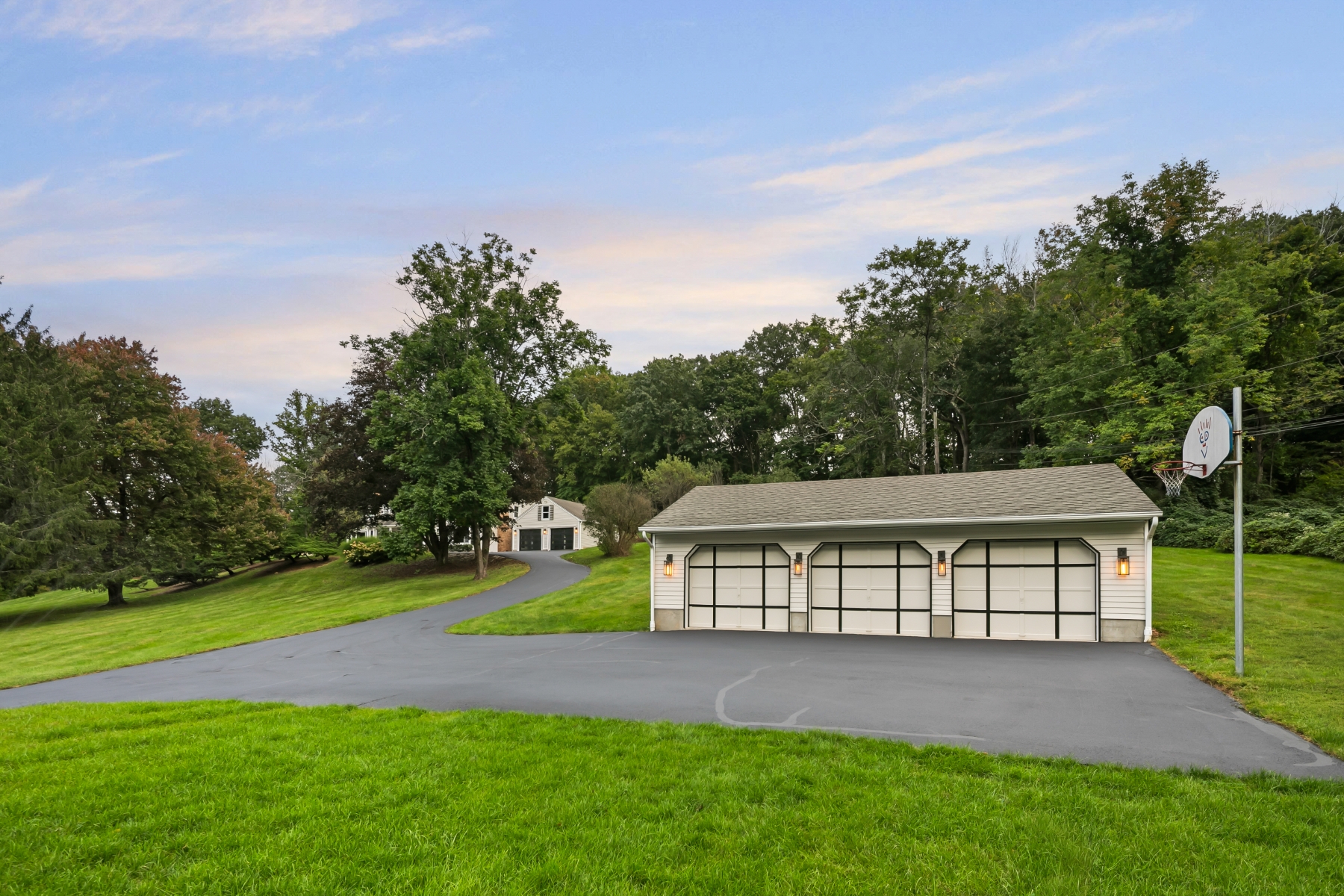  Updated Custom Colonial Home Brings Private Natural Setting Into Daily Life - 物件實景