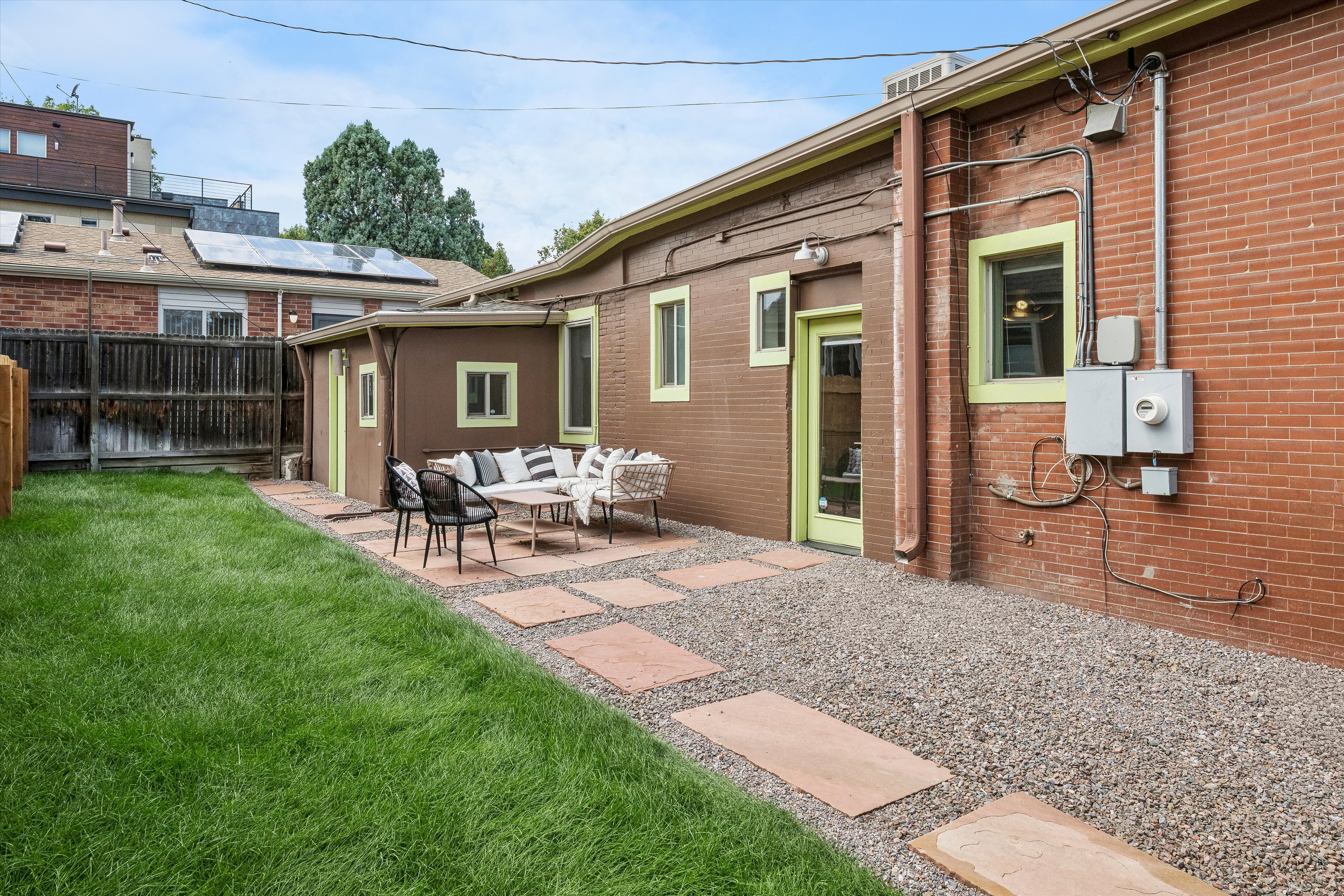  Beautifully updated residence, timeless architectural character & modern comfort - 物件實景