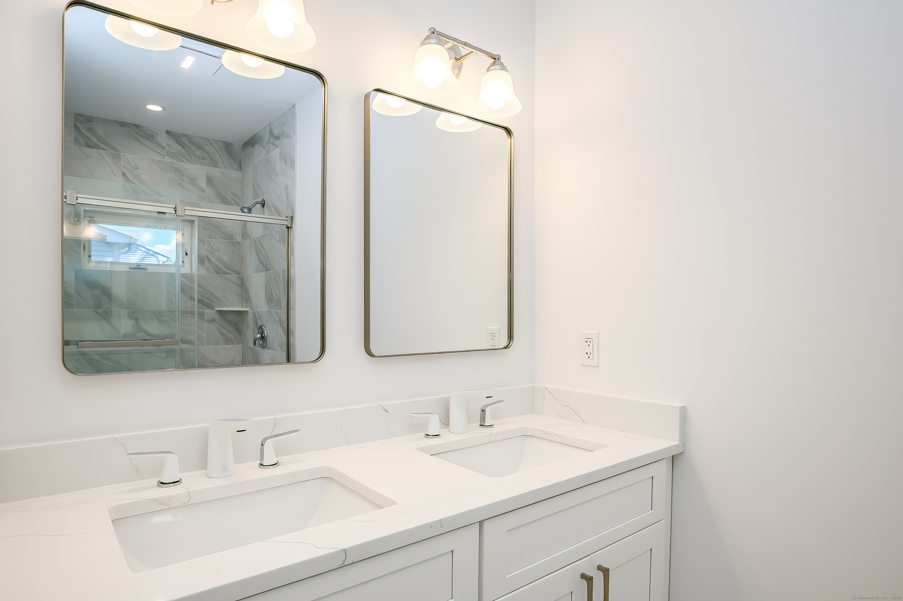 East Lyme, Connecticut, 06357, United States, 2 Bedrooms Bedrooms, ,3 BathroomsBathrooms,Residential,For Sale,1933174