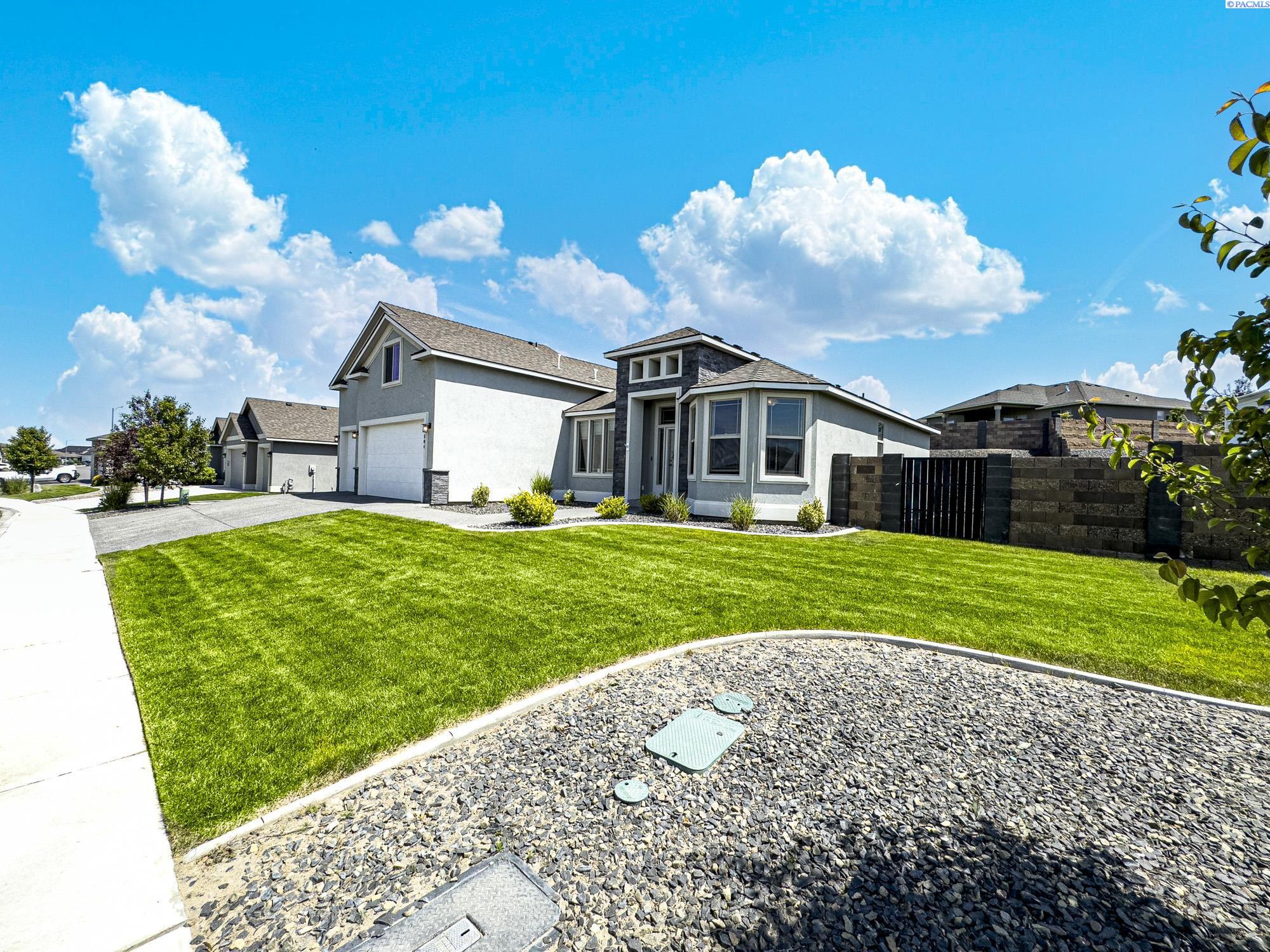 West Richland, Washington, 99353, United States, 5 Bedrooms Bedrooms, ,2 BathroomsBathrooms,Residential,For Sale,1873826