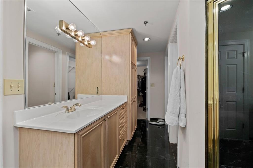 Atlanta, Georgia, 30327, United States, 2 Bedrooms Bedrooms, ,3 BathroomsBathrooms,Residential,For Sale,1895393