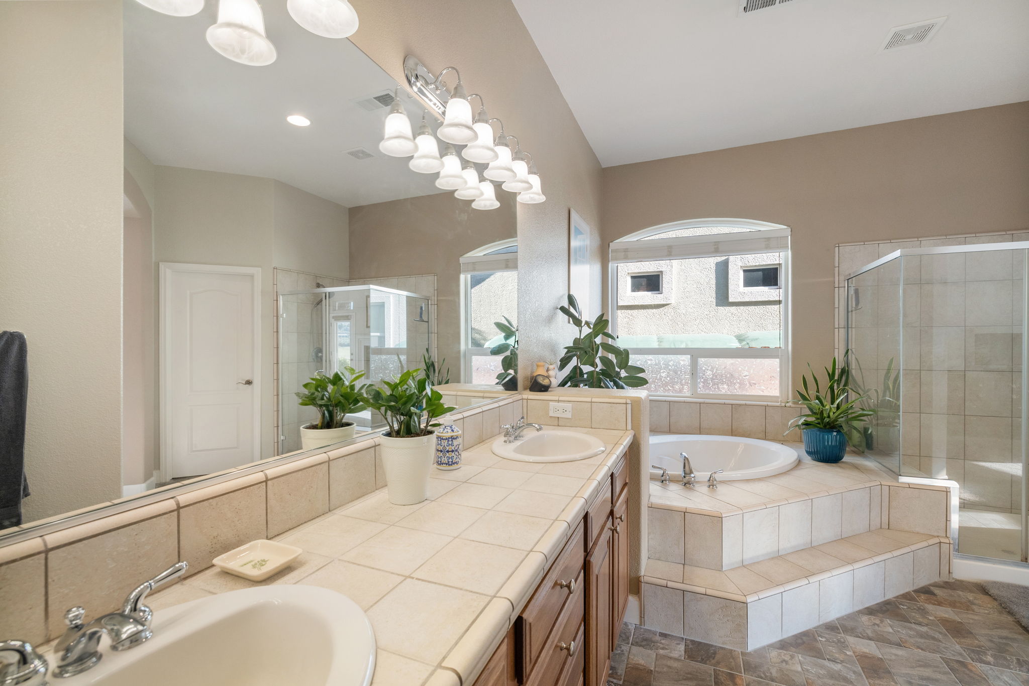  Refined Minden Living with Designer Touches and Captivating Mountain Views - 物件實景