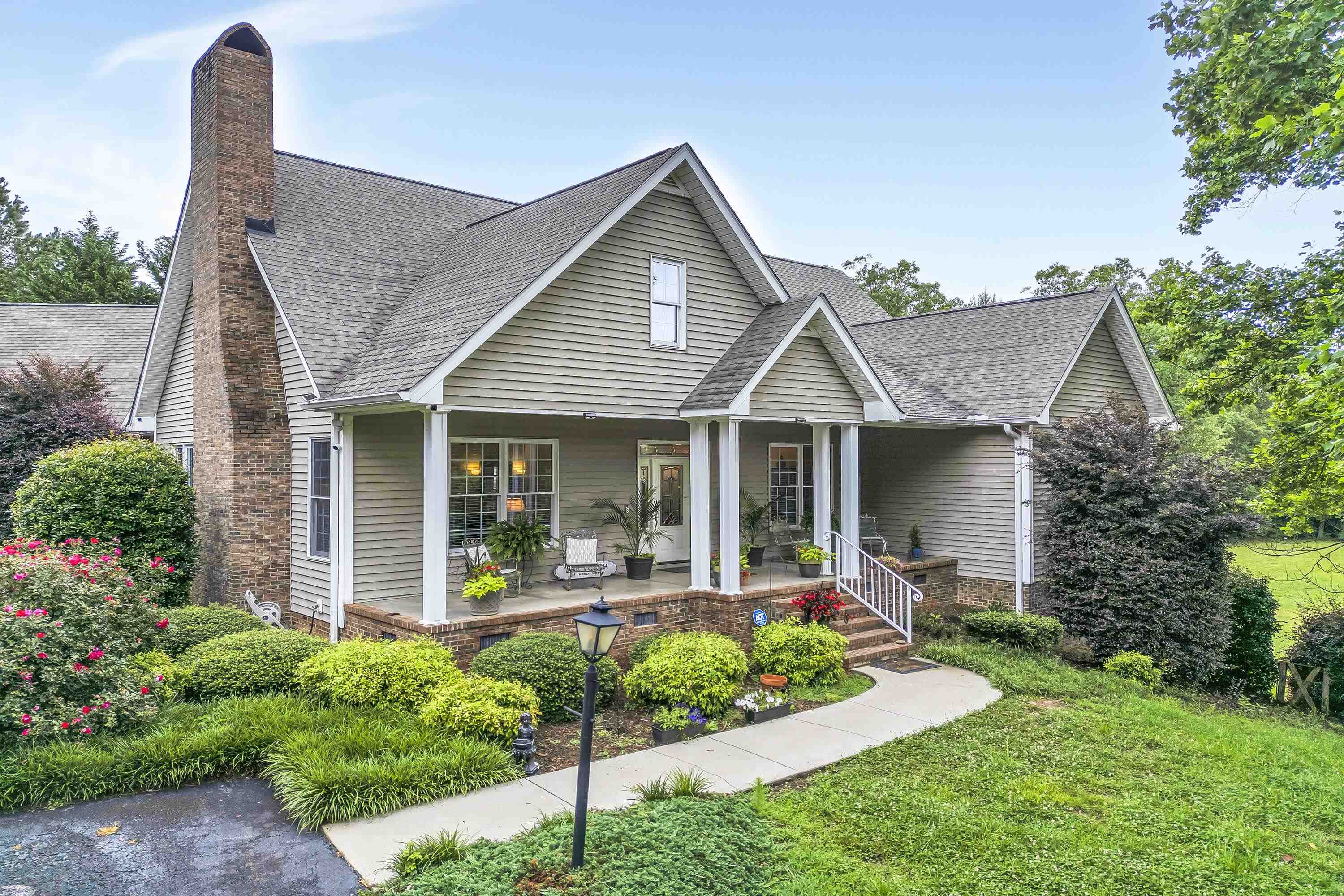 Landrum, South Carolina, 29356, United States, 5 Bedrooms Bedrooms, ,4 BathroomsBathrooms,Residential,For Sale,1868814