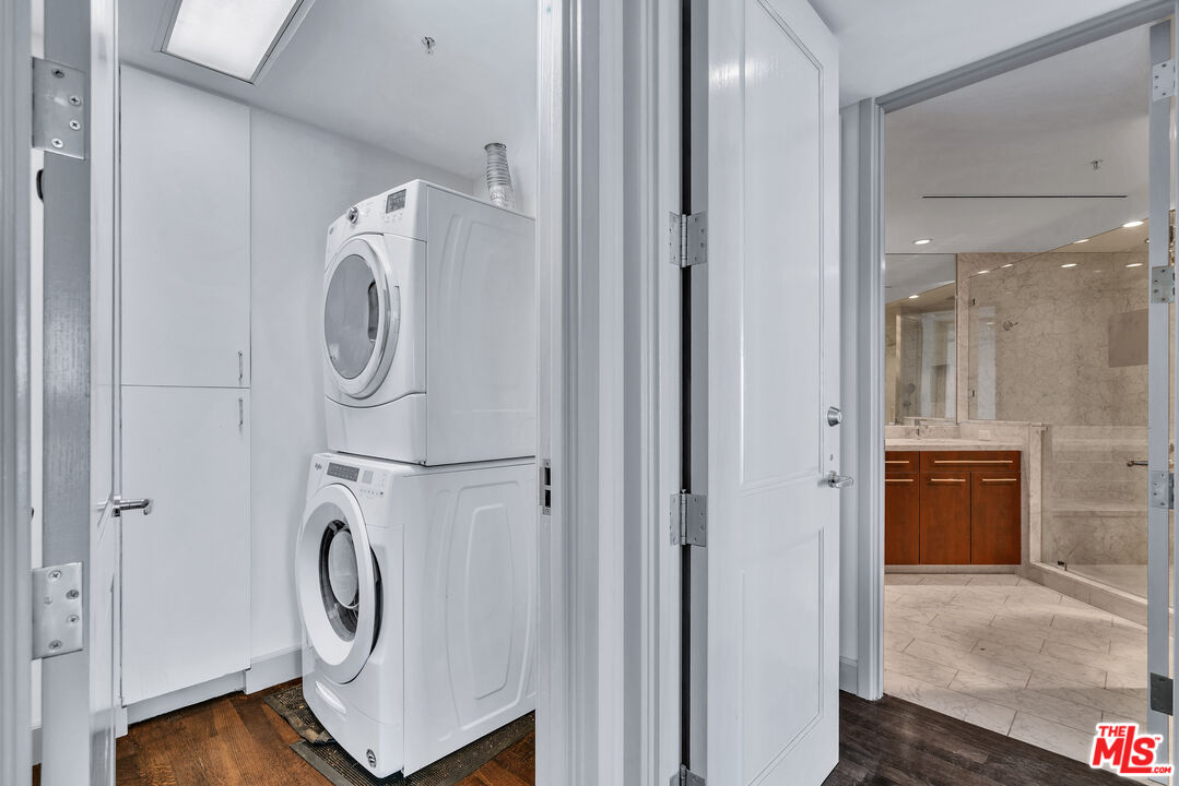 Los Angeles, California, 90024, United States, 2 Bedrooms Bedrooms, ,3 BathroomsBathrooms,Residential,For Sale,1932813