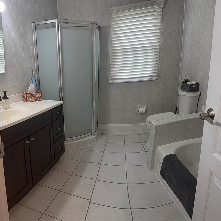 Ronkonkoma, New York, 11779, United States, 4 Bedrooms Bedrooms, ,2 BathroomsBathrooms,Residential,For Sale,1906484
