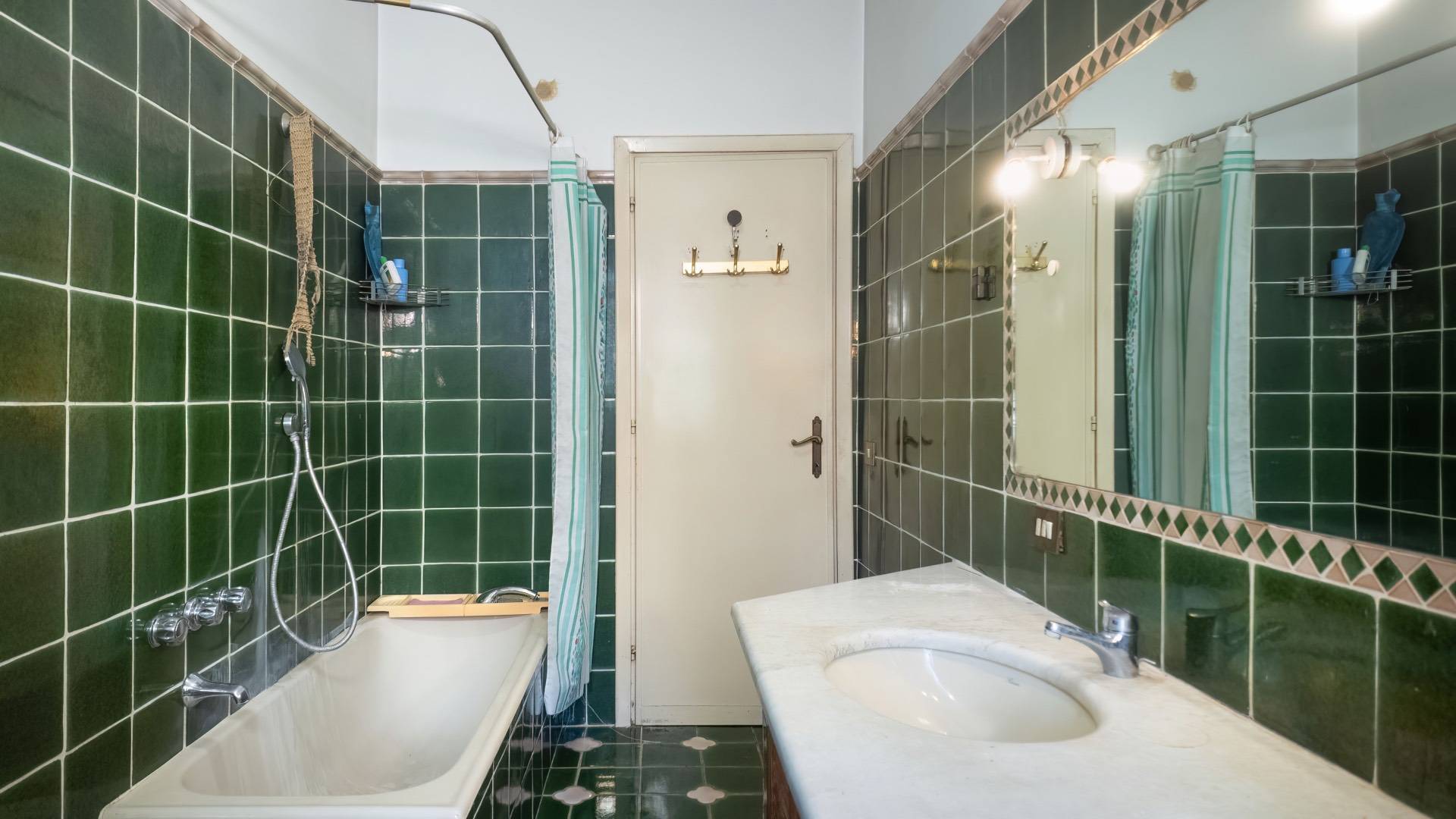 Roma, Roma, 00100, IT, 4 Bedrooms Bedrooms, ,4 BathroomsBathrooms,Residential,For Sale,1932410