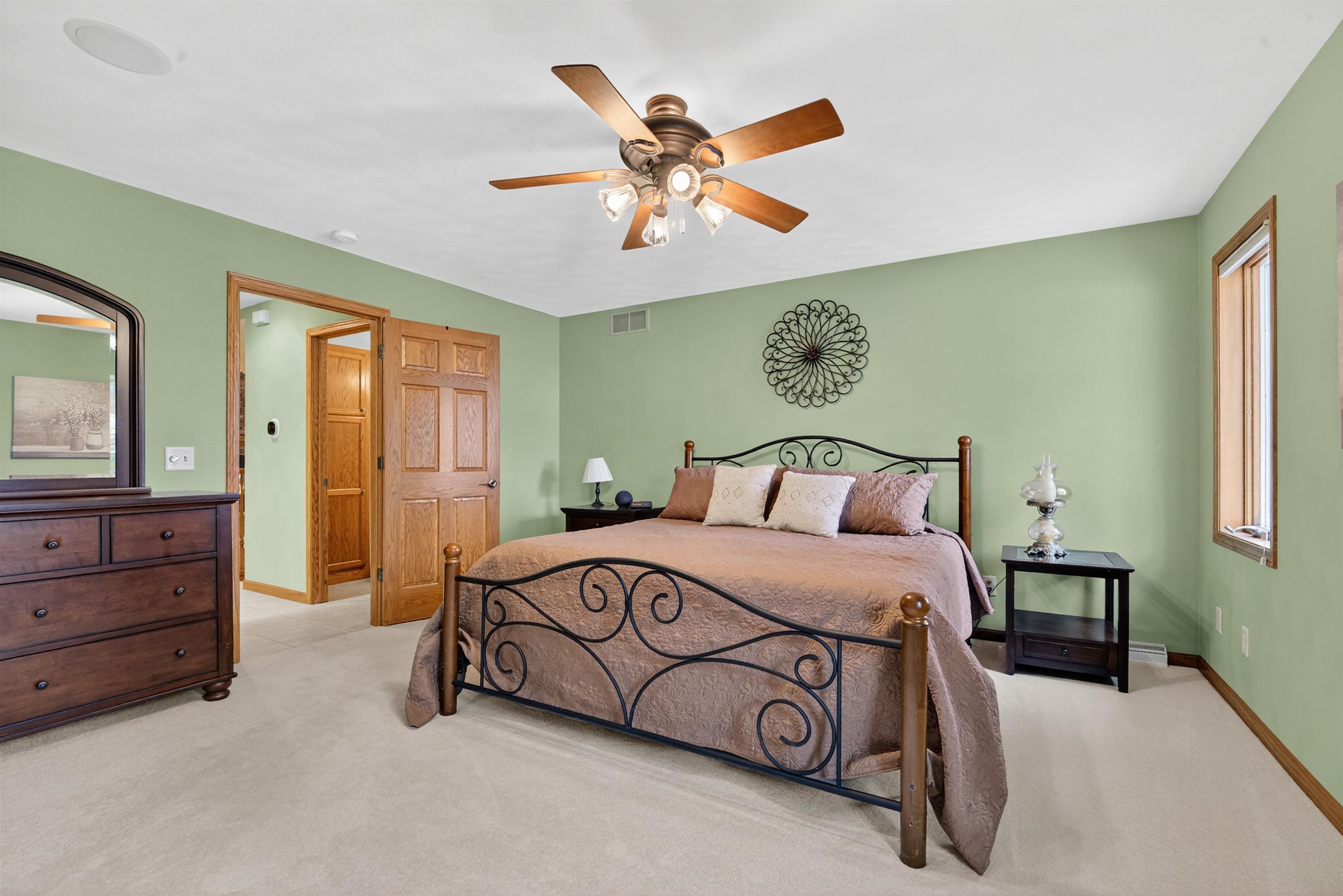 NEW LONDON, Wisconsin, 54961, United States, 3 Bedrooms Bedrooms, ,4 BathroomsBathrooms,Residential,For Sale,1996167