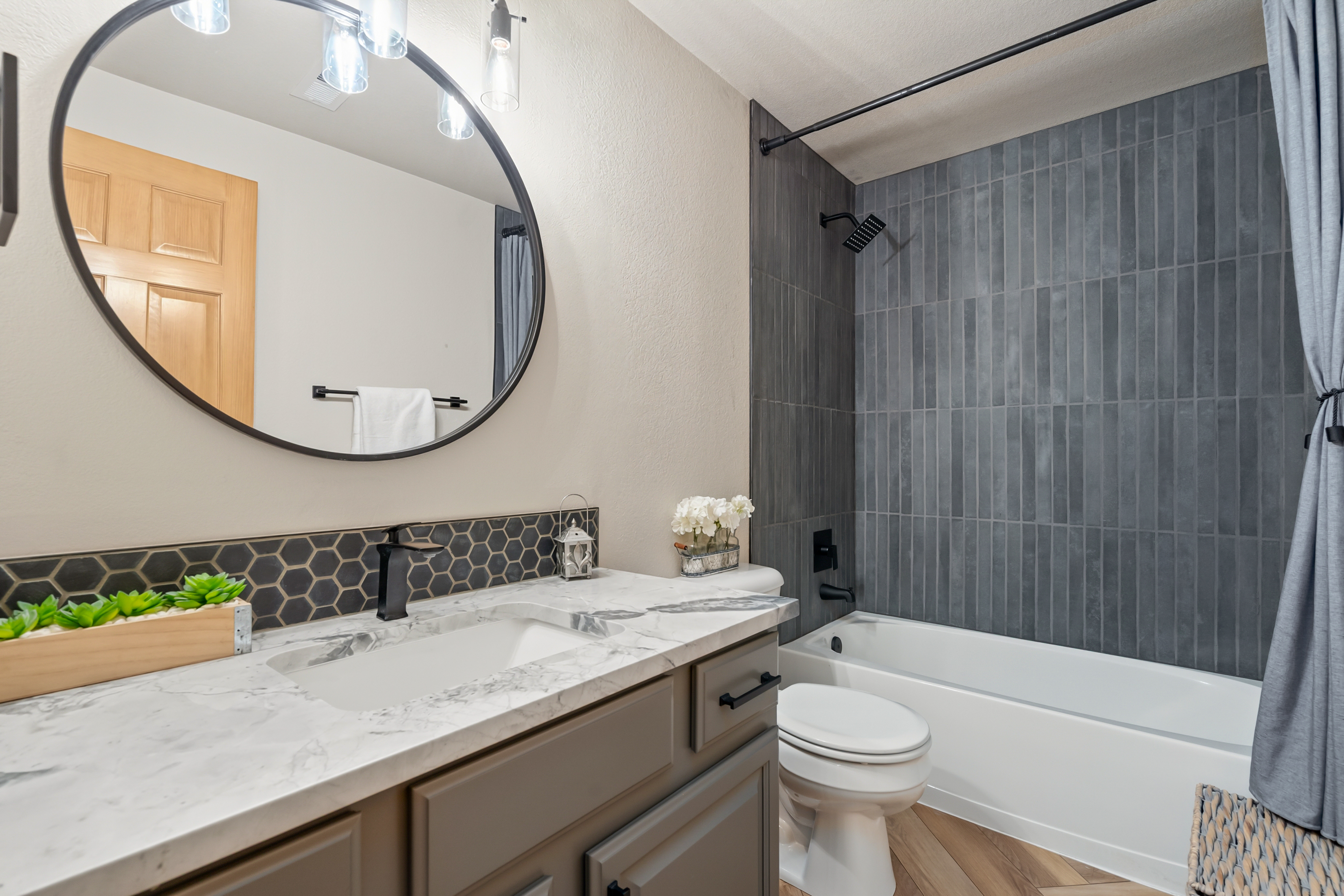  Luxuriously Renovated Home Overlooking Hole 15 of the Ptarmigan Country Club - 物件實景