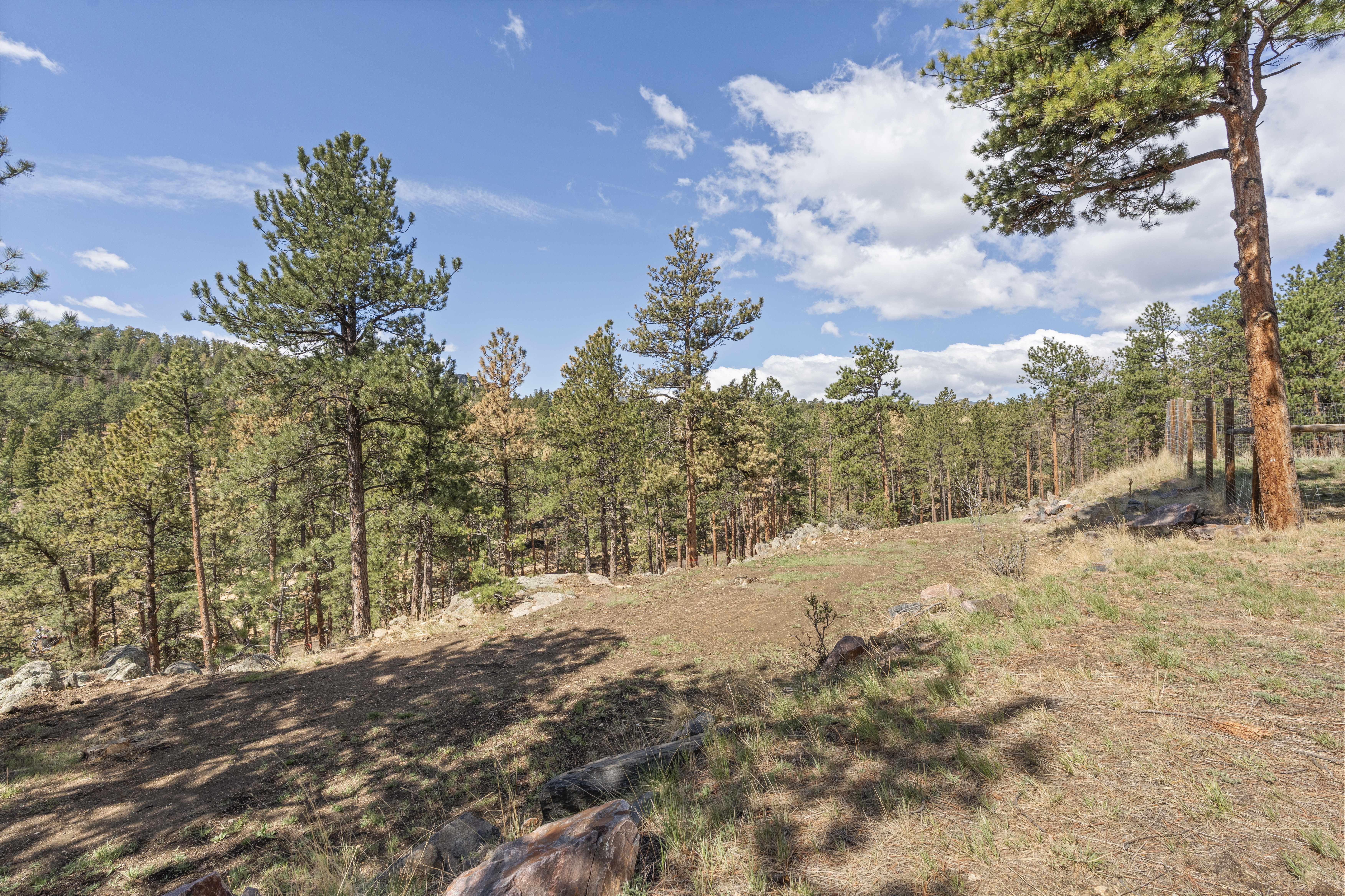  Set on 10+ private acres in the sought-after Ruby Ranch enclave - 物件實景