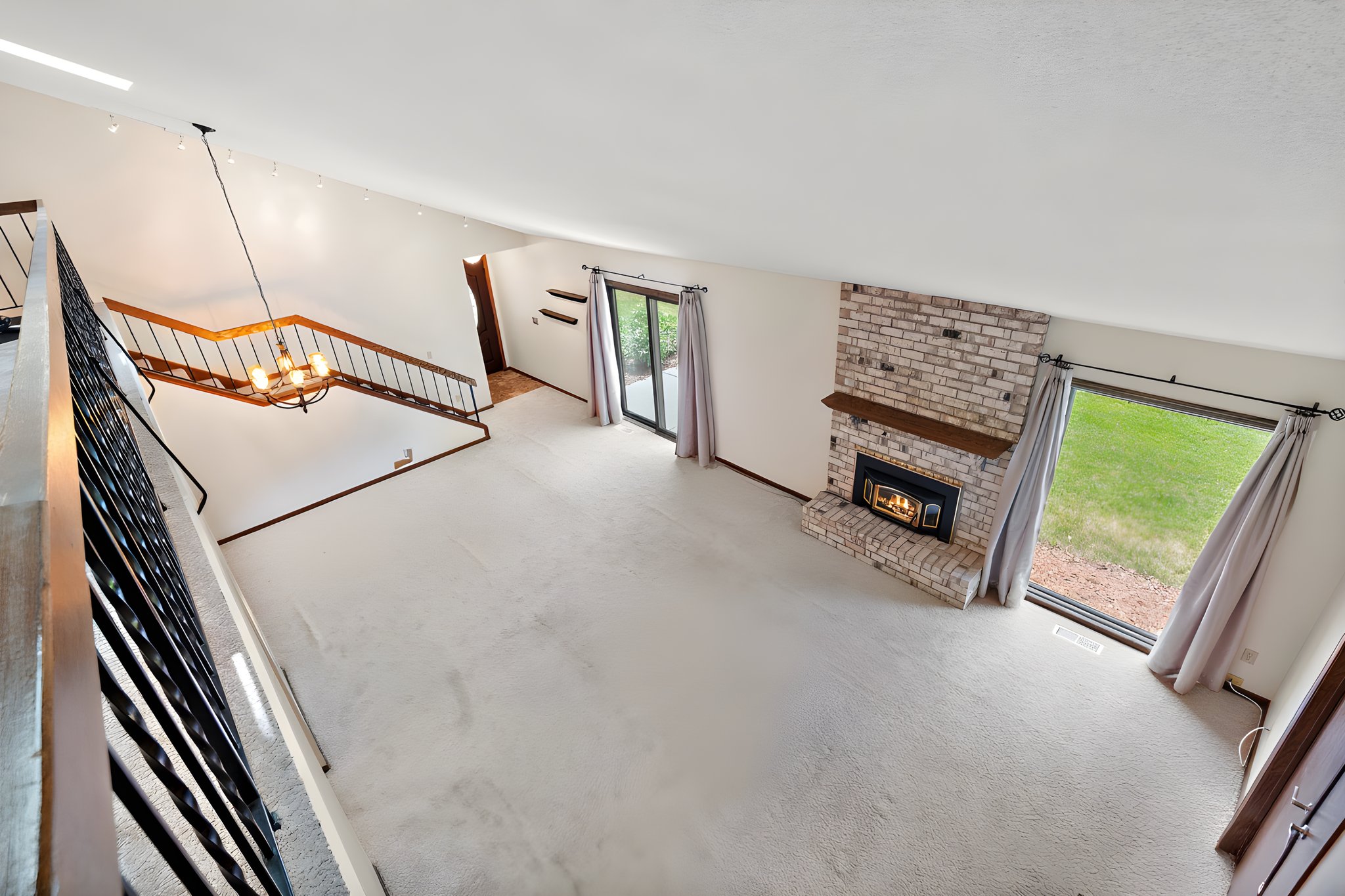  Light-Filled Loft in Desirable Woodbury - 物件實景
