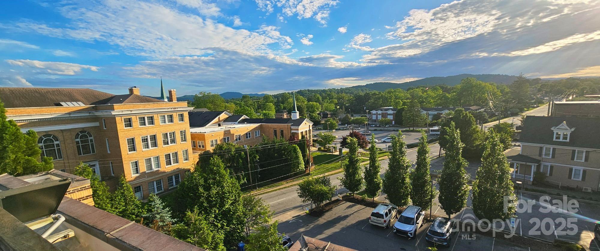 Hendersonville, North Carolina, 28739, United States, 2 Bedrooms Bedrooms, ,2 BathroomsBathrooms,Residential,For Sale,1944998