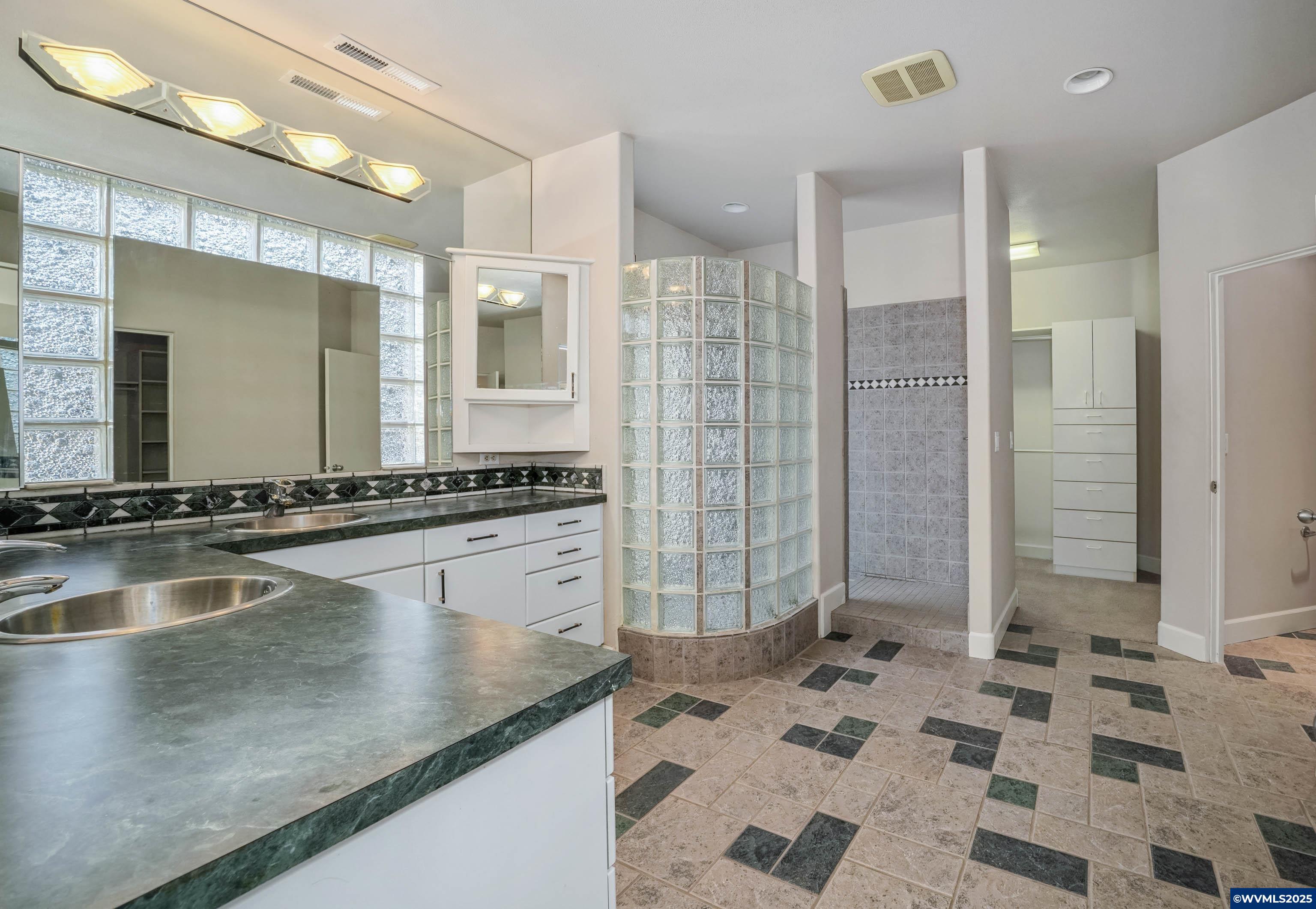 Salem, Oregon, 97306, United States, 6 Bedrooms Bedrooms, ,5 BathroomsBathrooms,Residential,For Sale,1911062