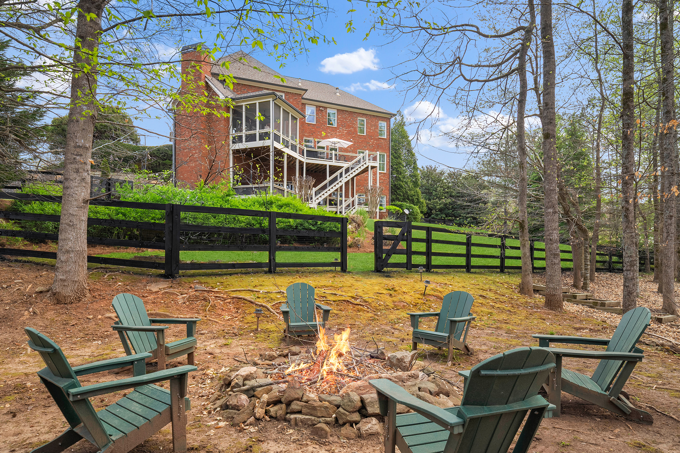  Meticulous Brick Estate Blends Timeless Architecture with Elevated Design - 物件實景