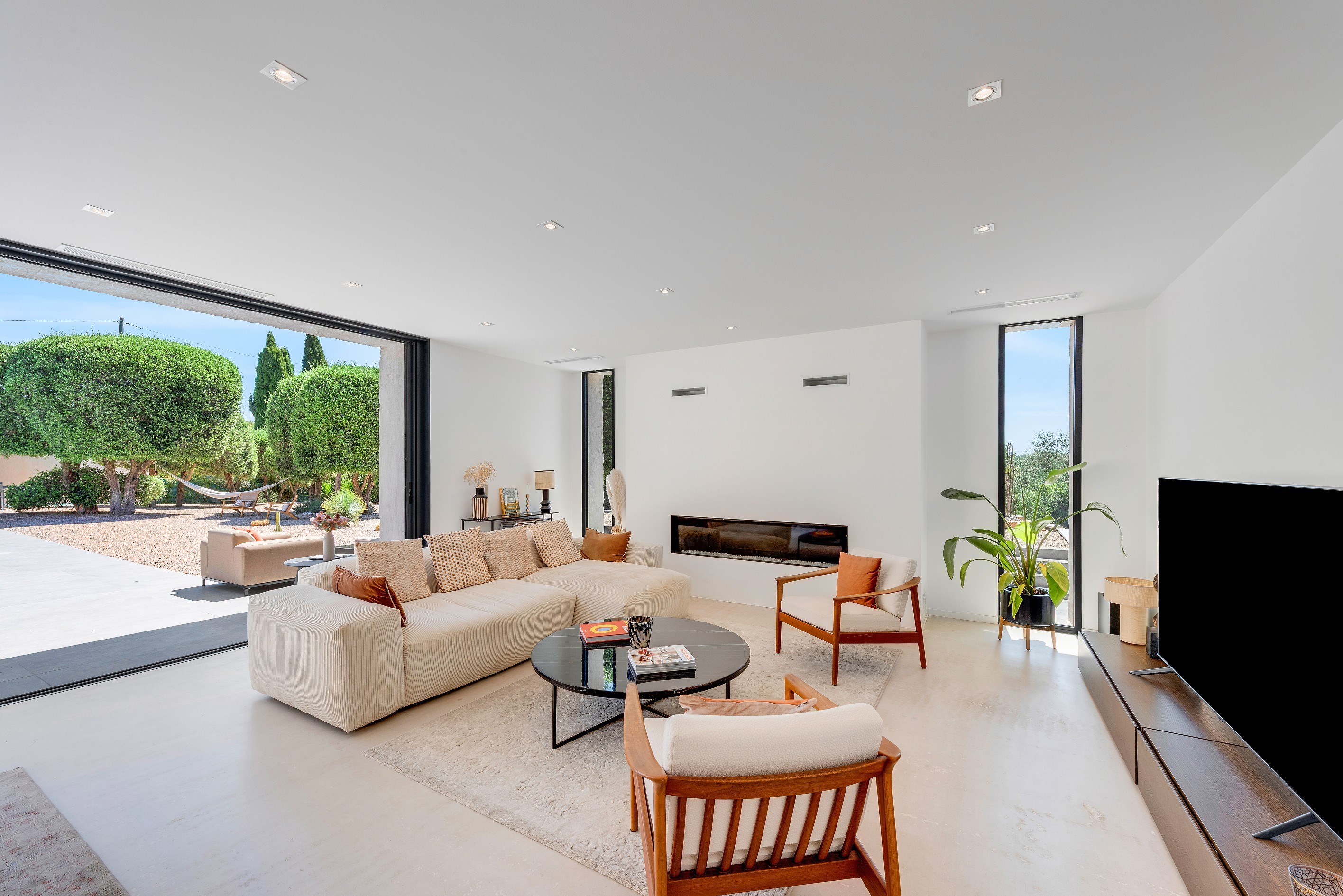  French Riviera estate combining modern architecture and historic stone charm - 物件實景