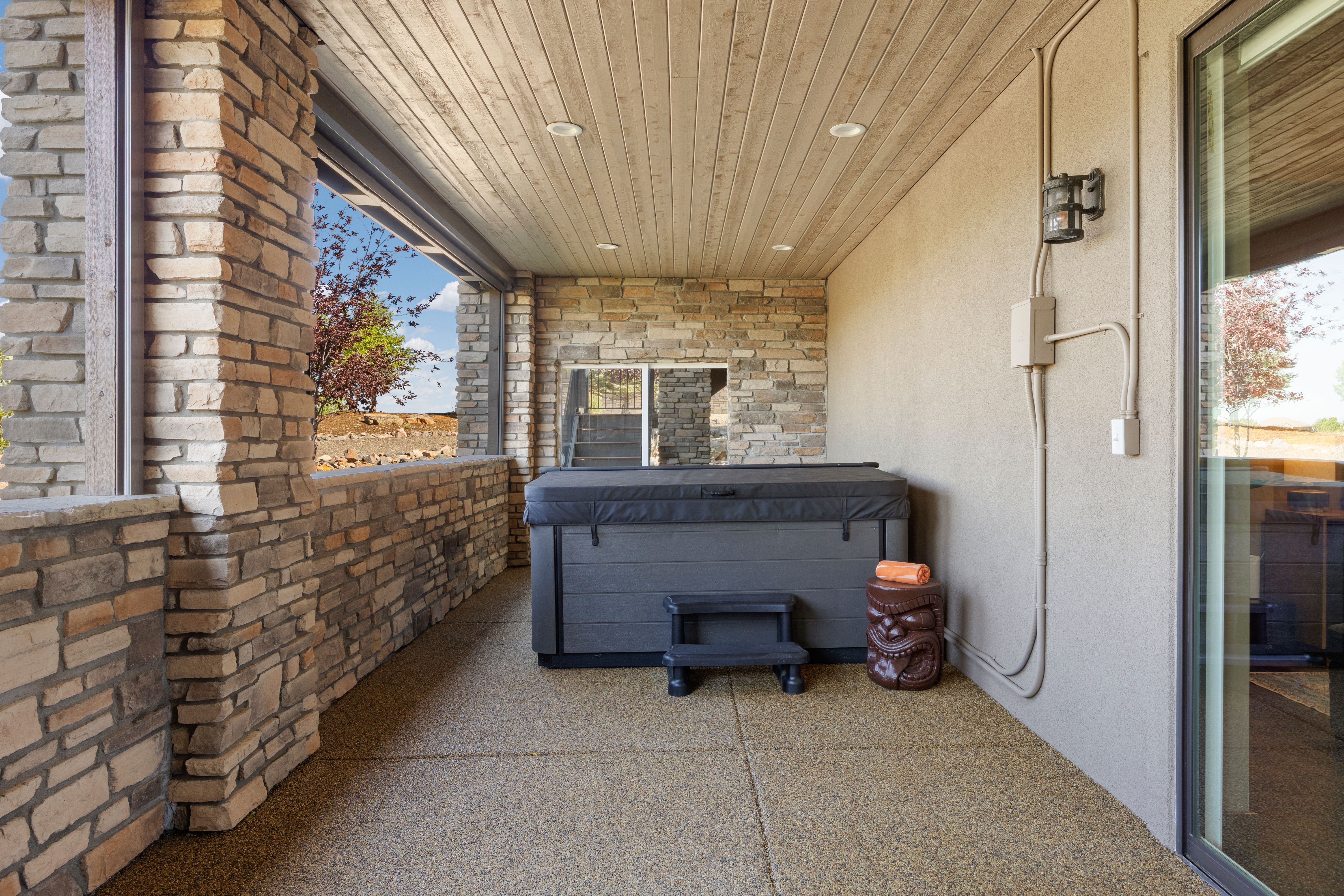  Beautiful Contemporary Home Set Against Mountain Views - 物件實景