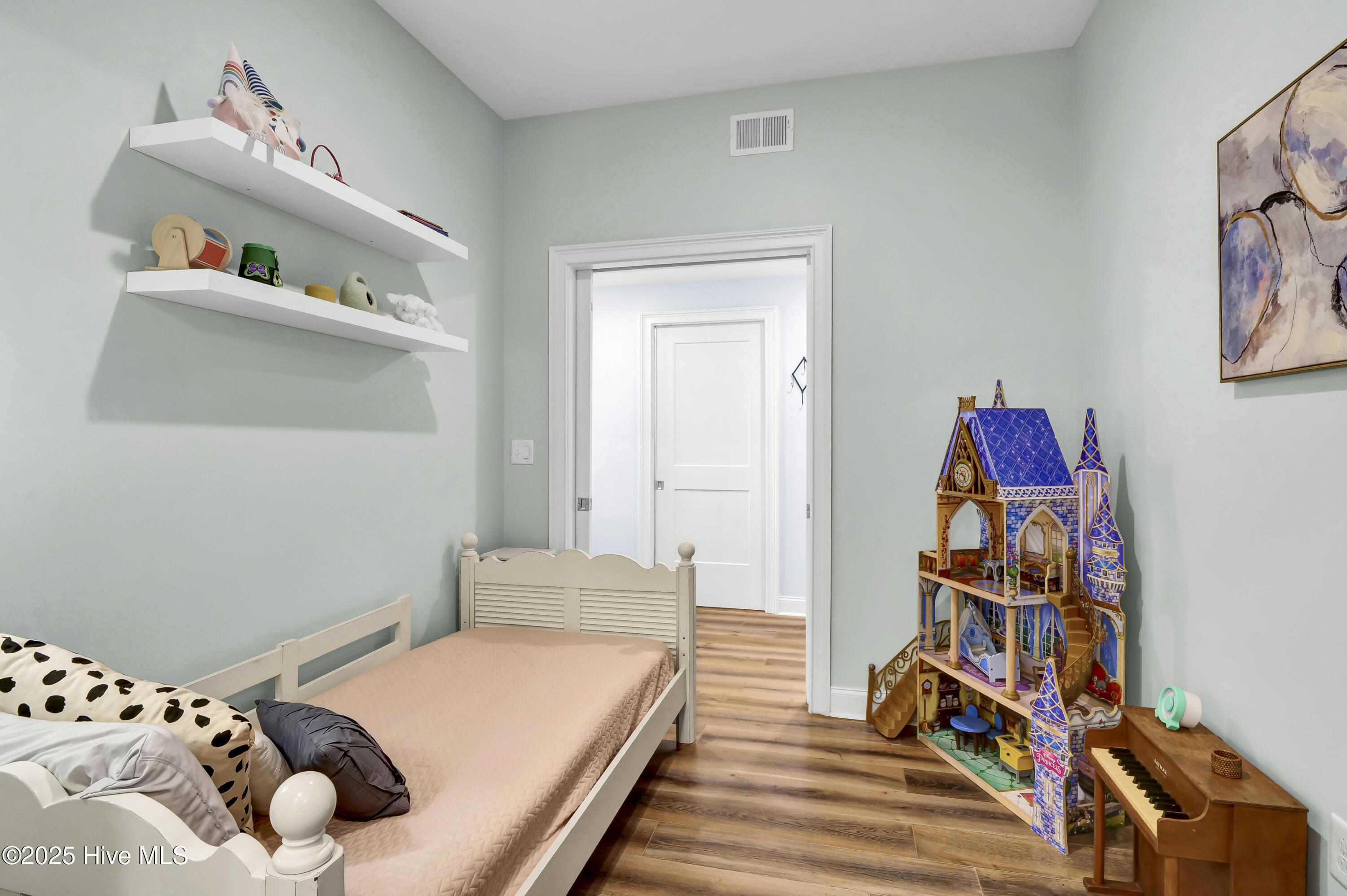 Wilmington, North Carolina, 28401, United States, 1 Bedroom Bedrooms, ,2 BathroomsBathrooms,Residential,For Sale,1917150