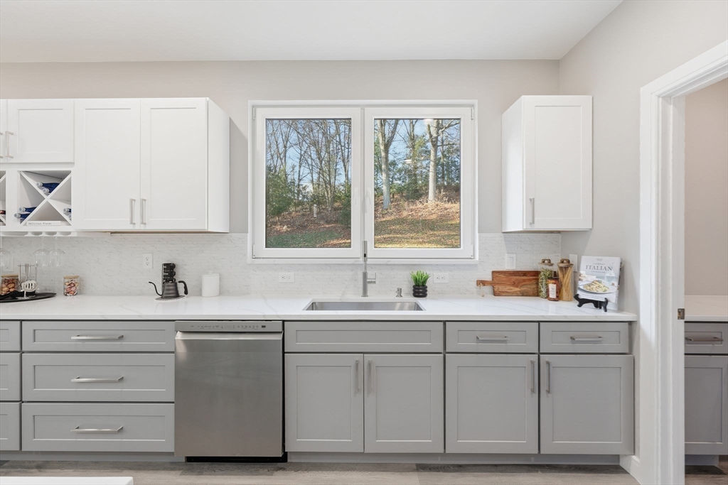 Holyoke, Massachusetts, 01040, United States, 3 Bedrooms Bedrooms, ,3 BathroomsBathrooms,Residential,For Sale,2003415