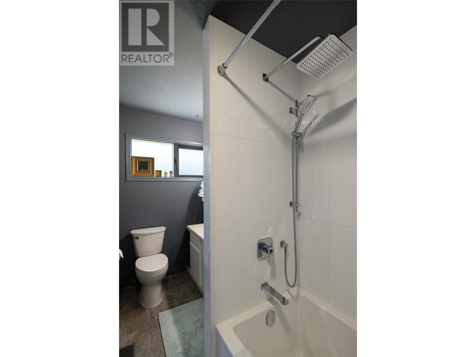 SPALLUMCHEEN, British Columbia, V4Y 0S8, CA, 5 Bedrooms Bedrooms, ,2 BathroomsBathrooms,Residential,For Sale,1950720
