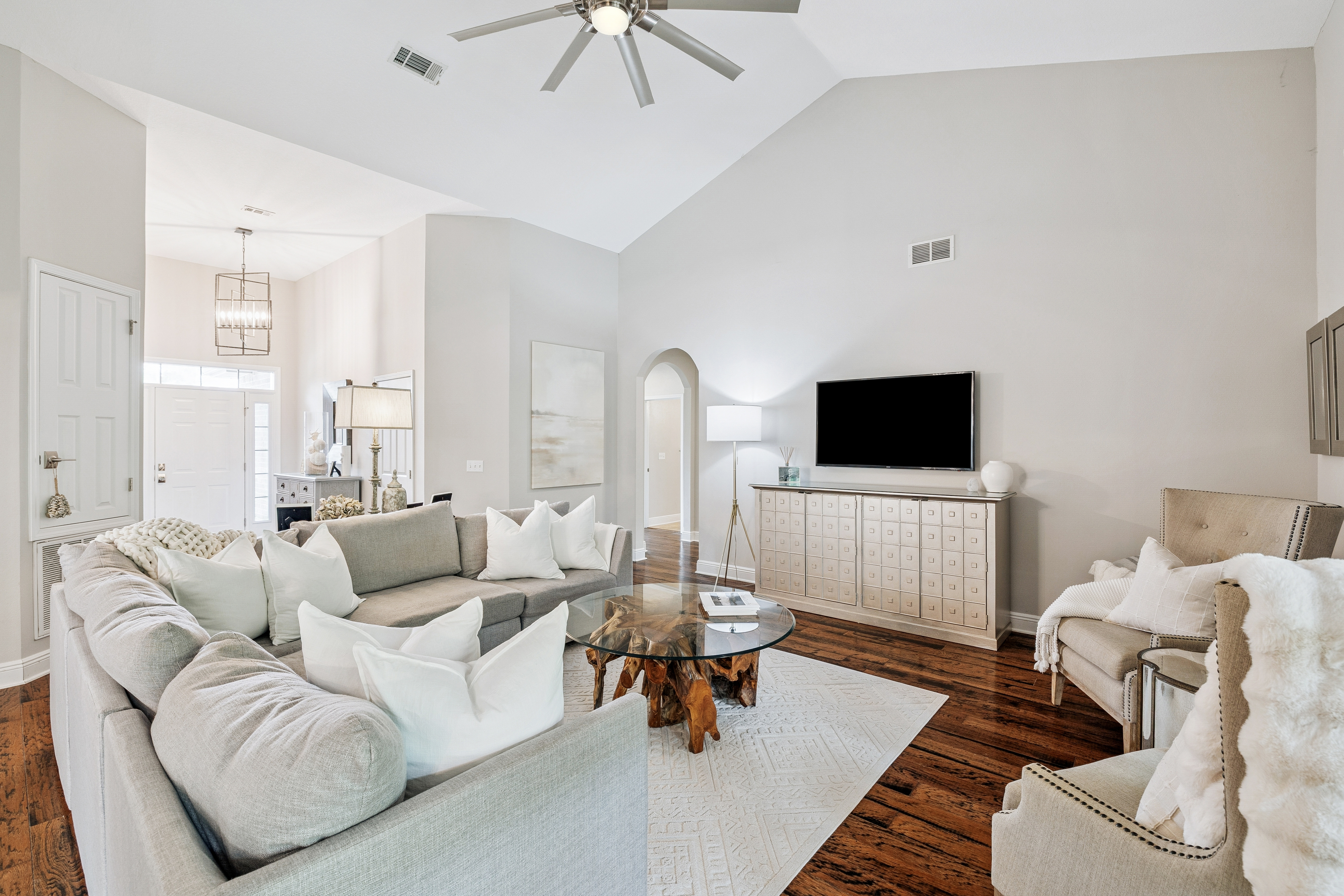  Immaculate, Spacious Single-Level Living Home with Screened Outdoor Living - 物件實景