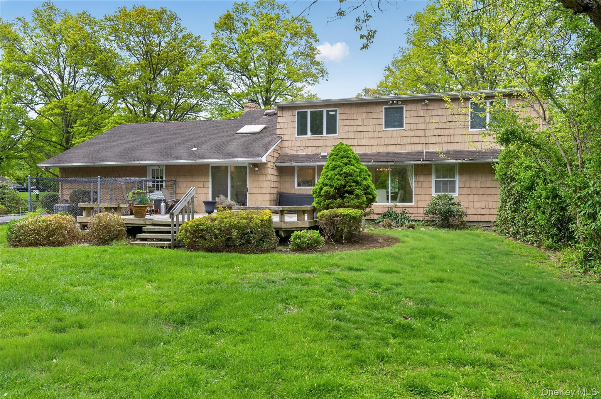  24 Thorngrove Lane, Dix Hills, NY, 11746 - 物件實景