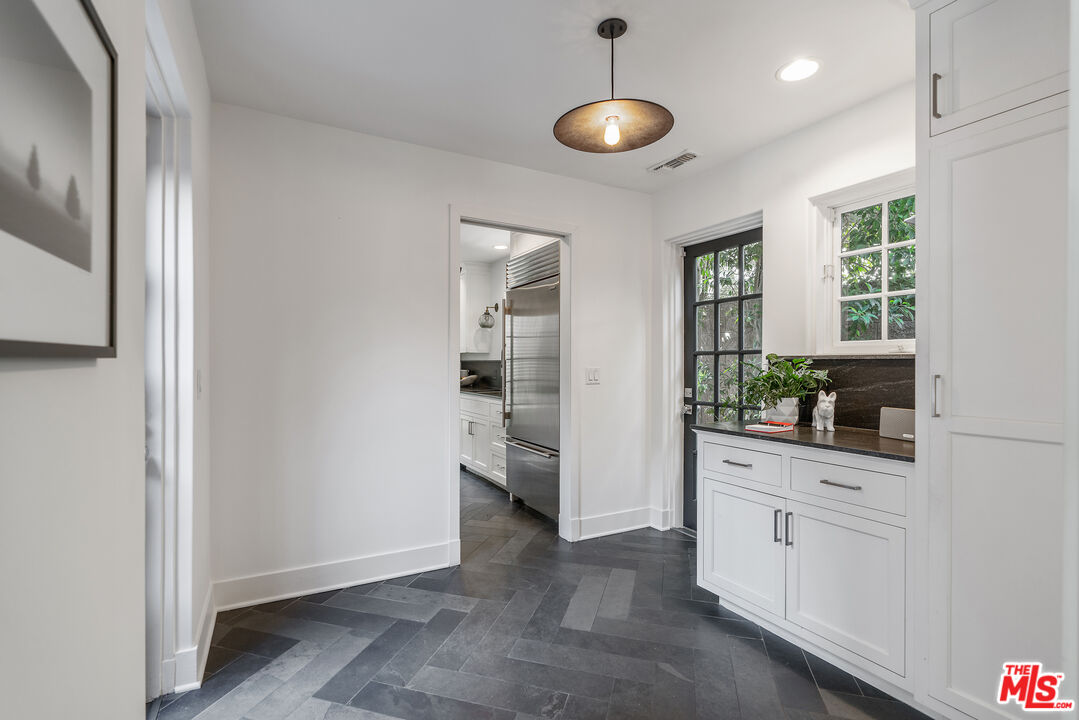 Los Angeles, California, 90020, United States, 5 Bedrooms Bedrooms, ,5 BathroomsBathrooms,Residential,For Sale,1939583